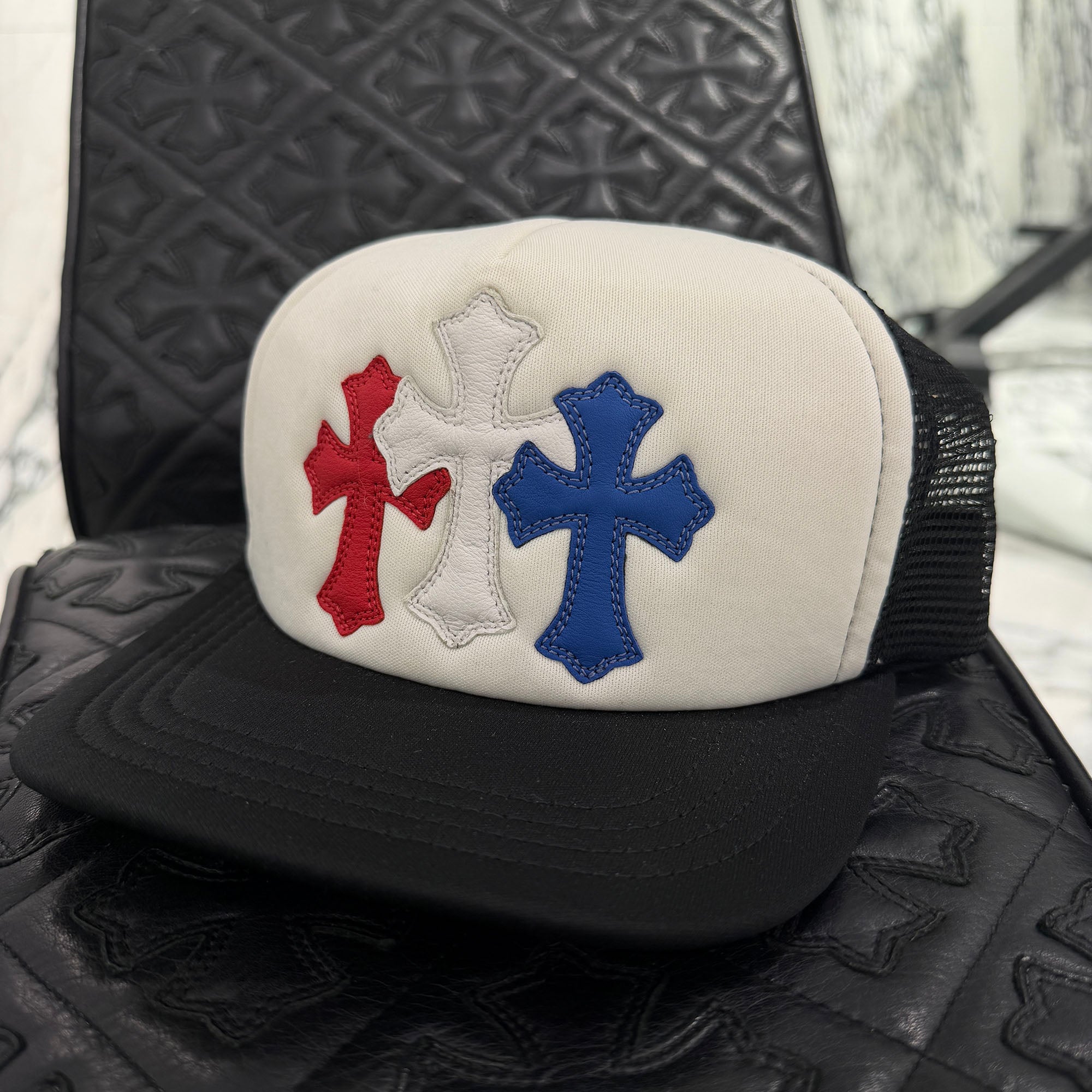 CHROME HEARTS Tricolor Triple Cross Patch Trucker Cap ONE SIZE (51-61) クロムハーツ トリコロール トリプルクロスパッチ トラッカーキャップ ONE SIZE (51-61)