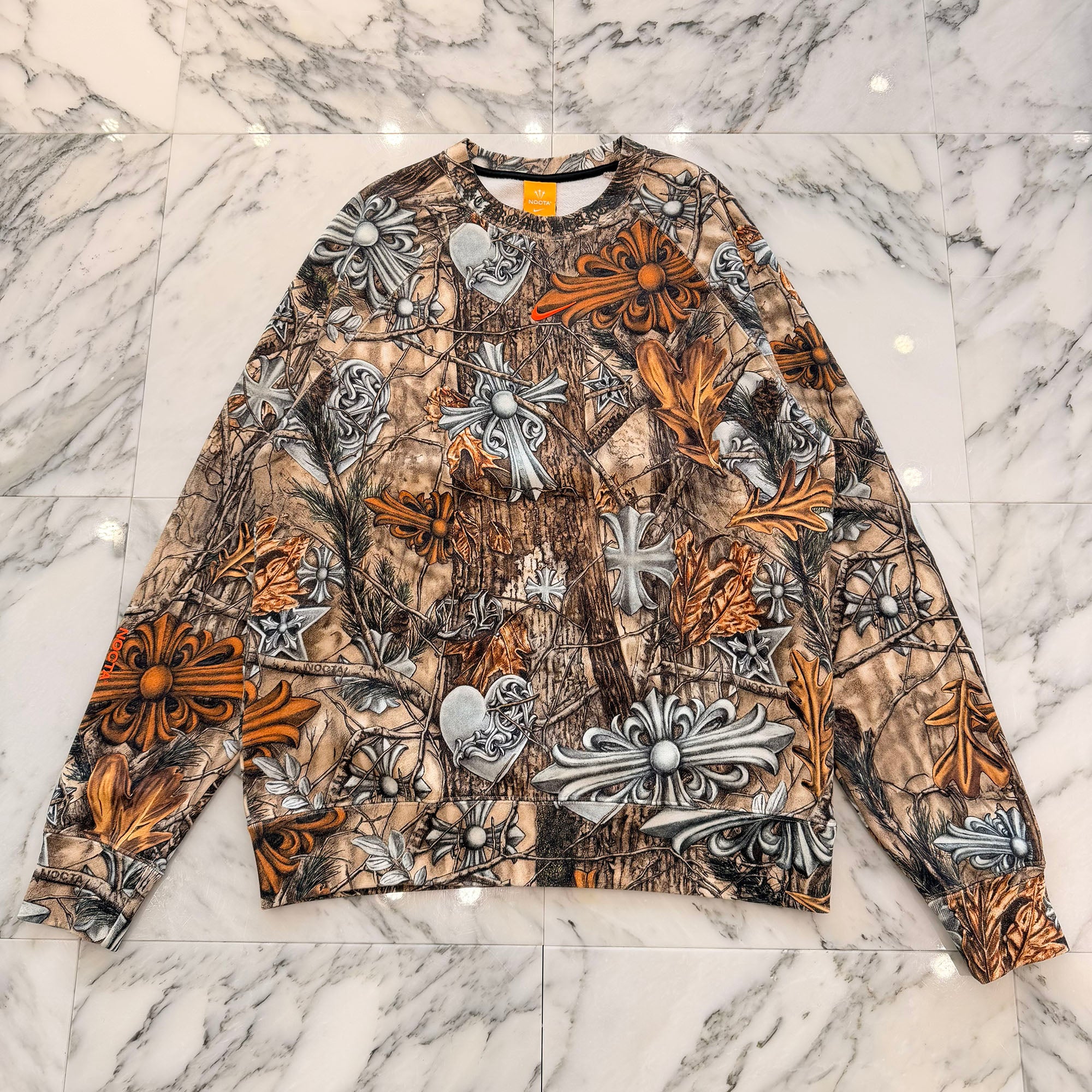 CHROME HEARTS × NIKE × Drake NOCTA 2026SS Camo Neck Logo Crewneck Sweatshirt Size M クロムハーツ×ナイキ×ドレイク ノクタ カモネックロゴクルーネックスウェットシャツ サイズM