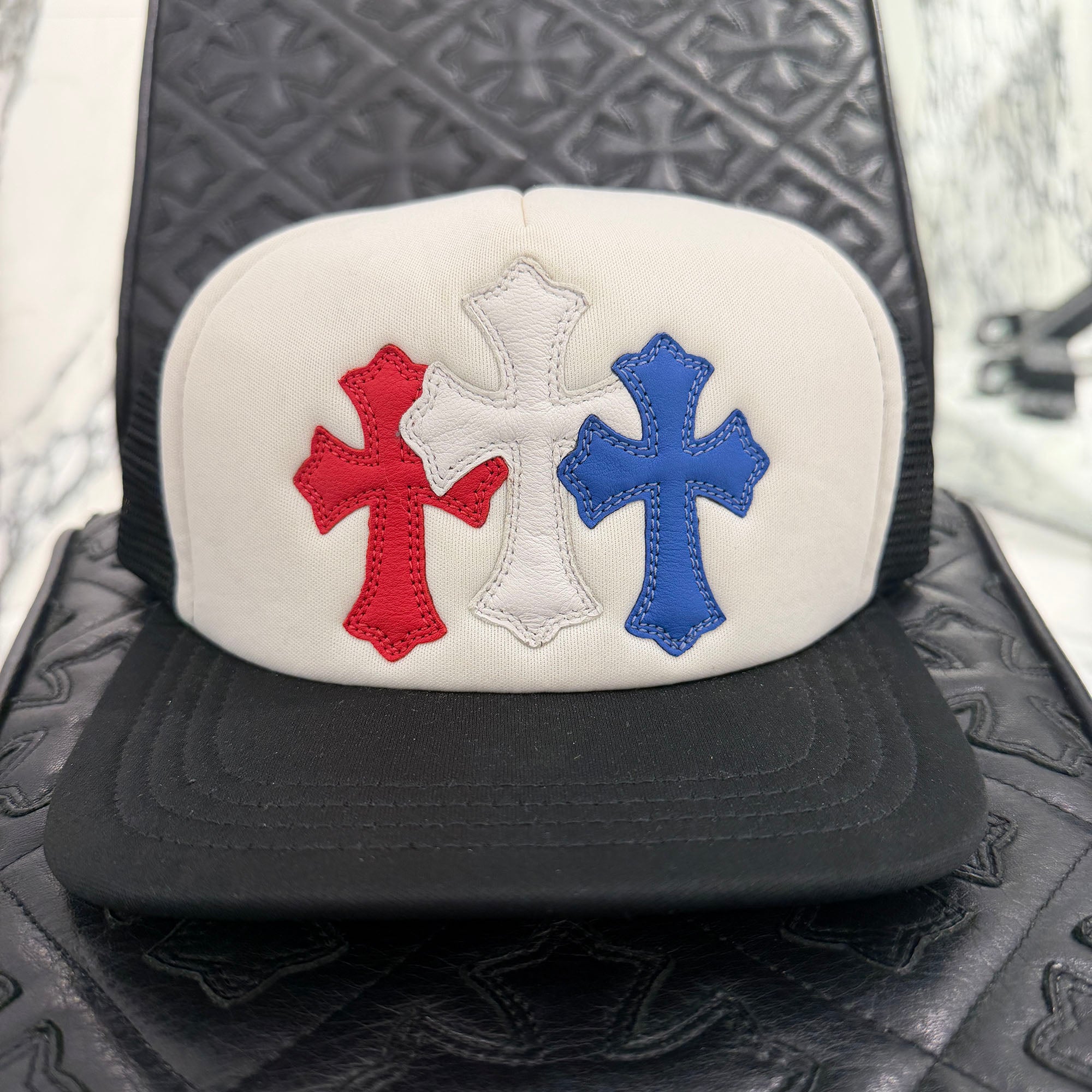 CHROME HEARTS Tricolor Triple Cross Patch Trucker Cap ONE SIZE (51-61) クロムハーツ トリコロール トリプルクロスパッチ トラッカーキャップ ONE SIZE (51-61)