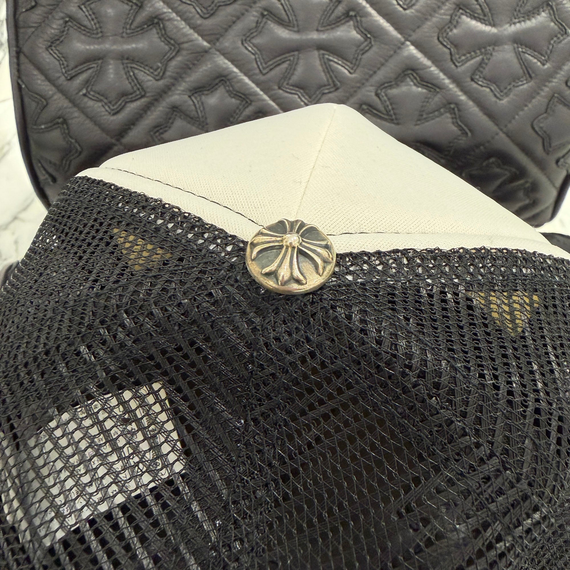 CHROME HEARTS Tricolor Triple Cross Patch Trucker Cap ONE SIZE (51-61) クロムハーツ トリコロール トリプルクロスパッチ トラッカーキャップ ONE SIZE (51-61)
