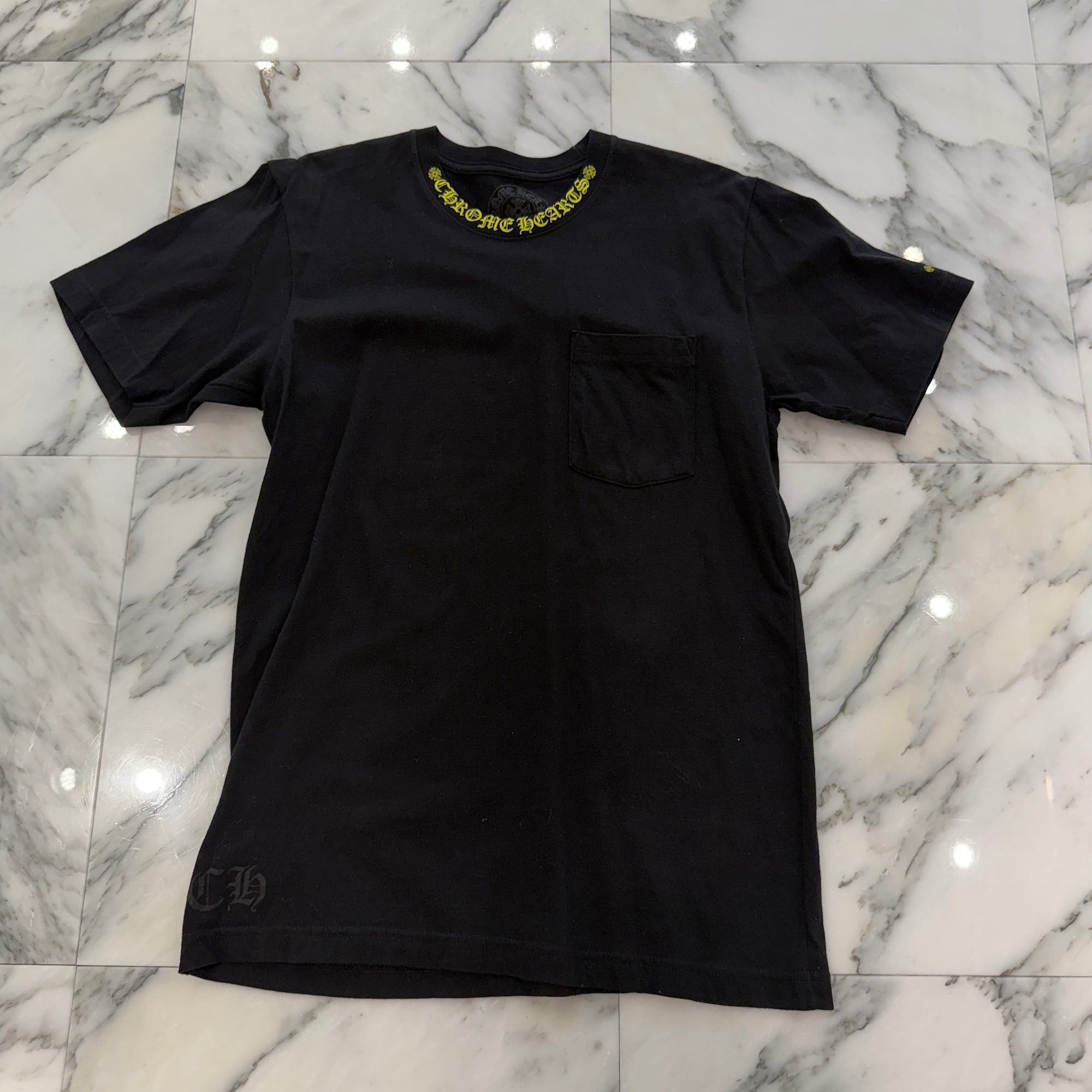 CHROME HEARTS Old English Yellow Neck Logo Short Sleeve Tee Size M クロムハーツ オールドイングリッシュ イエローネックロゴ ショートスリーブ Tシャツ サイズM