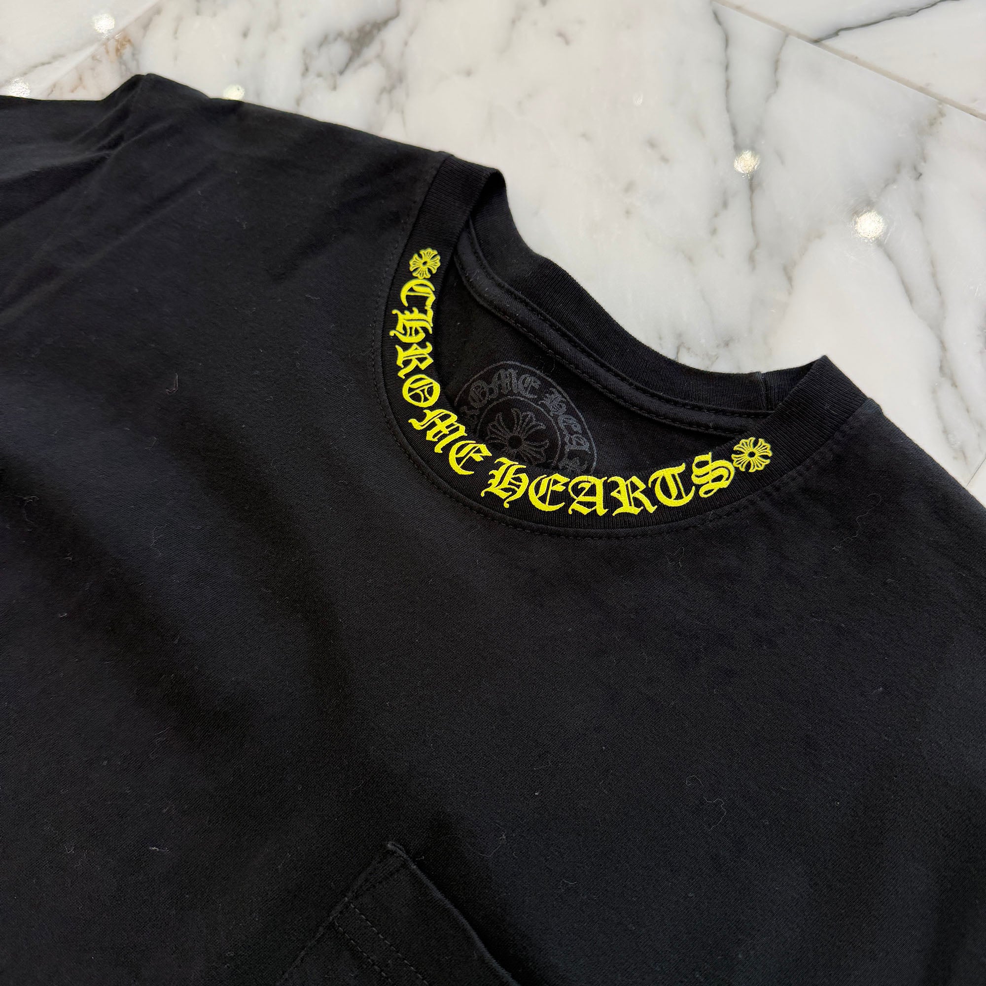 CHROME HEARTS Old English Yellow Neck Logo Short Sleeve Tee Size M クロムハーツ オールドイングリッシュ イエローネックロゴ ショートスリーブ Tシャツ サイズM