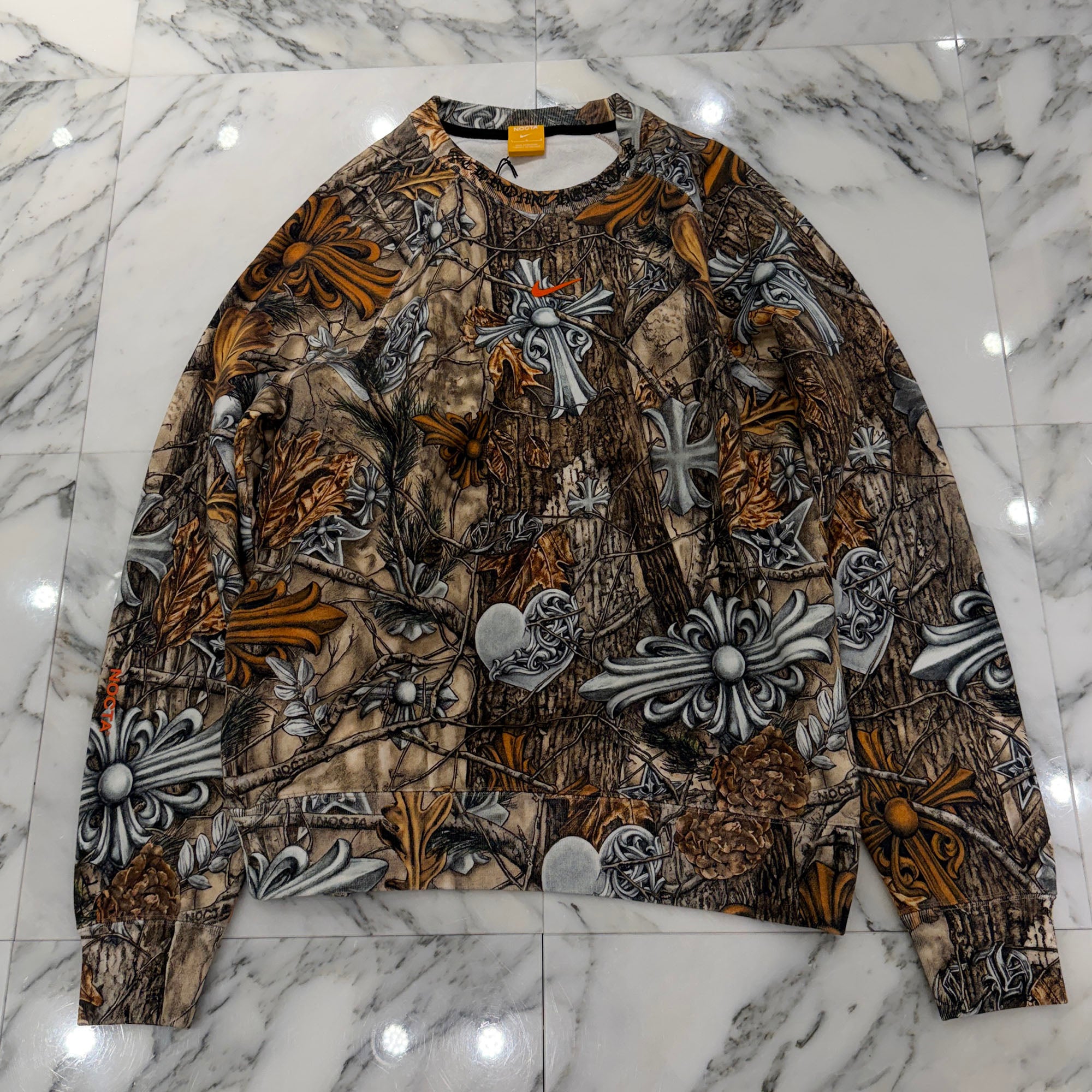 CHROME HEARTS × NIKE × Drake NOCTA 2026SS Camo Neck Logo Crewneck Sweatshirt Size L クロムハーツ×ナイキ×ドレイク ノクタ カモネックロゴクルーネックスウェットシャツ サイズL
