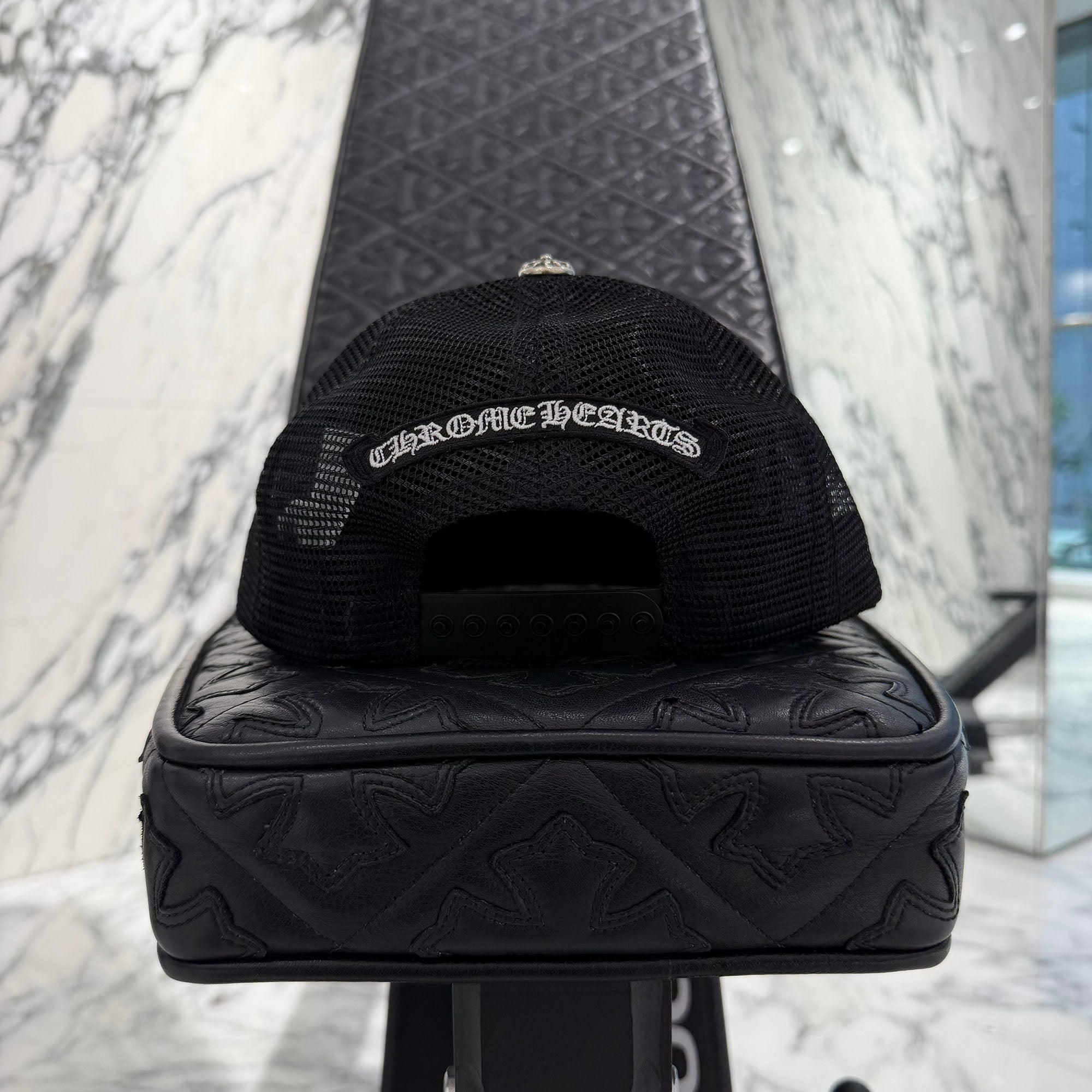 CHROME HEARTS ブラックキャップ OSサイズ CHROME HEARTS Cemetery Cross Patch Trucker Cap Size ONE SIZE (53