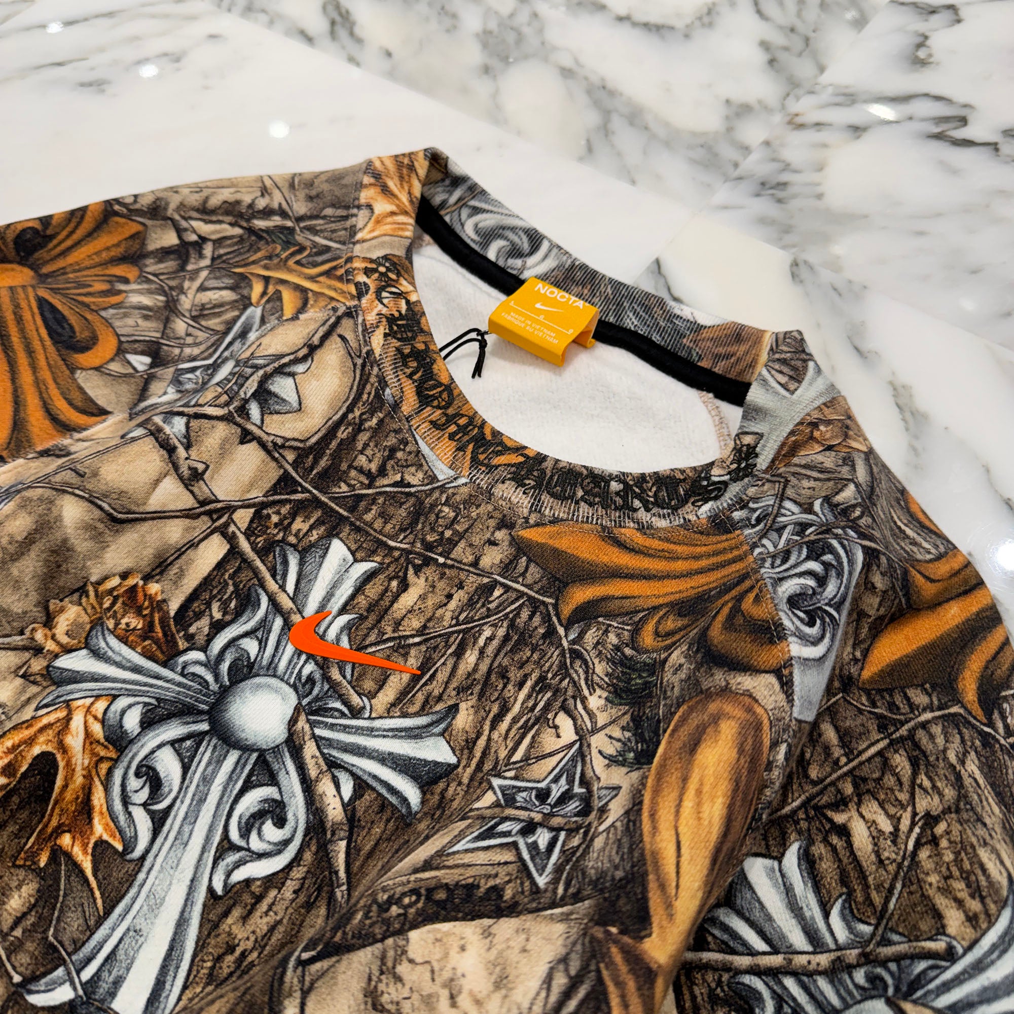 CHROME HEARTS × NIKE × Drake NOCTA 2026SS Camo Neck Logo Crewneck Sweatshirt Size L クロムハーツ×ナイキ×ドレイク ノクタ カモネックロゴクルーネックスウェットシャツ サイズL