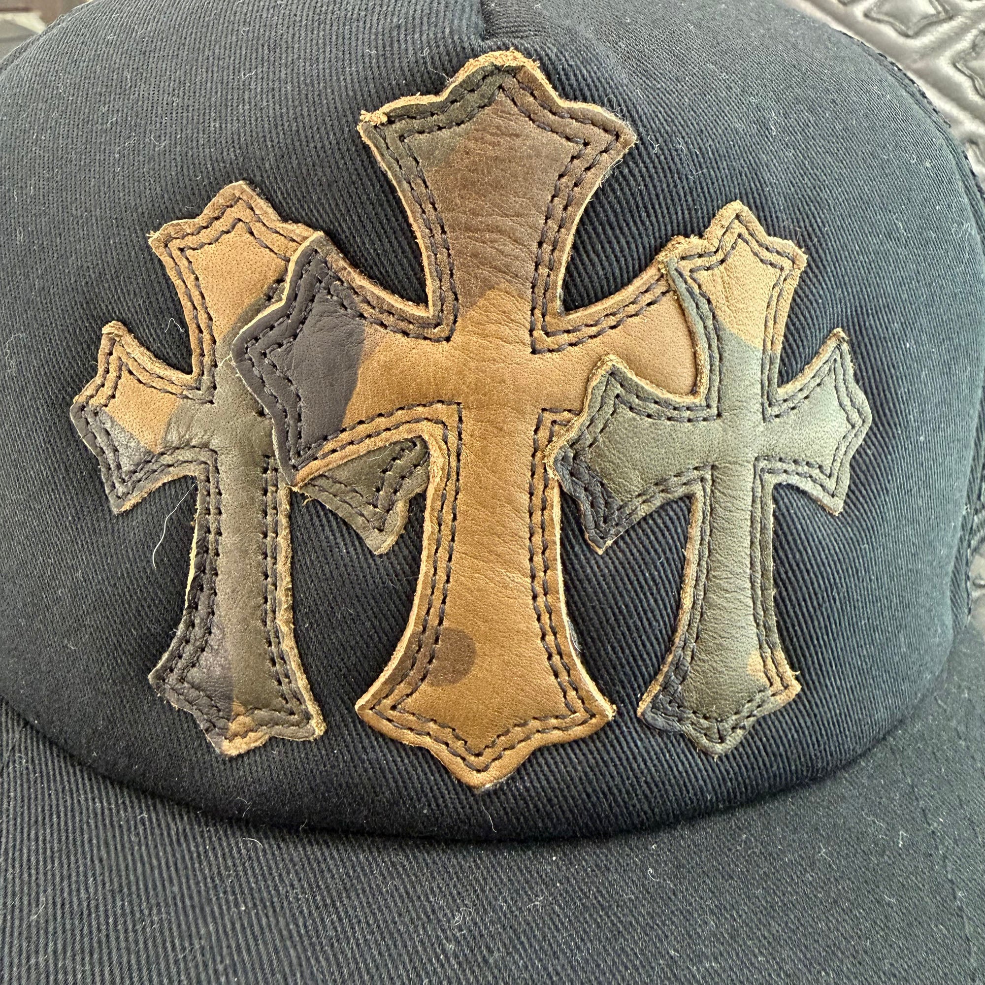 CHROME HEARTS Camo Triple Cross Leather Patch Trucker Cap ONE SIZE (51-61) クロムハーツ カモ トリプルクロス レザーパッチ トラッカーキャップ サイズONE SIZE (51-61)