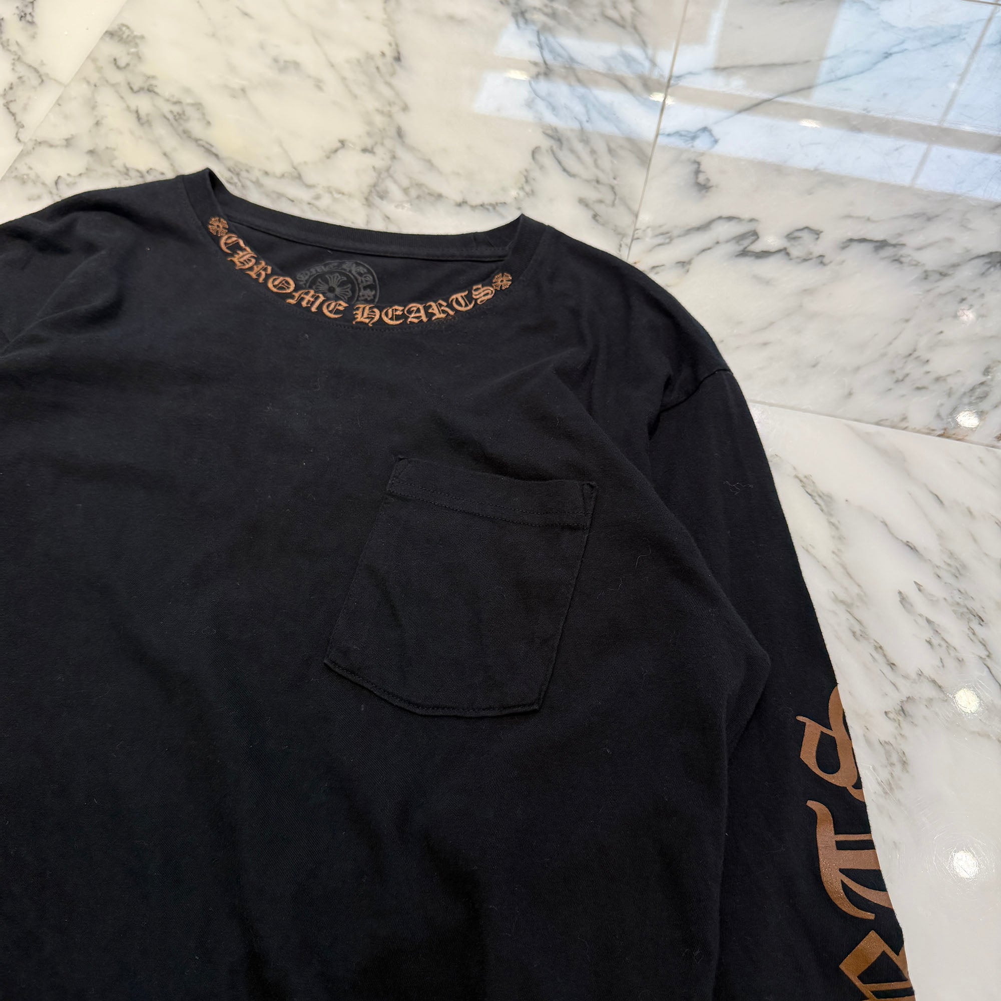 CHROME HEARTS Old English Brown Neck Logo Long Sleeve Tee Size L クロムハーツ オールドイングリッシュ ブラウン ネックロゴ ロングスリーブTシャツ サイズL