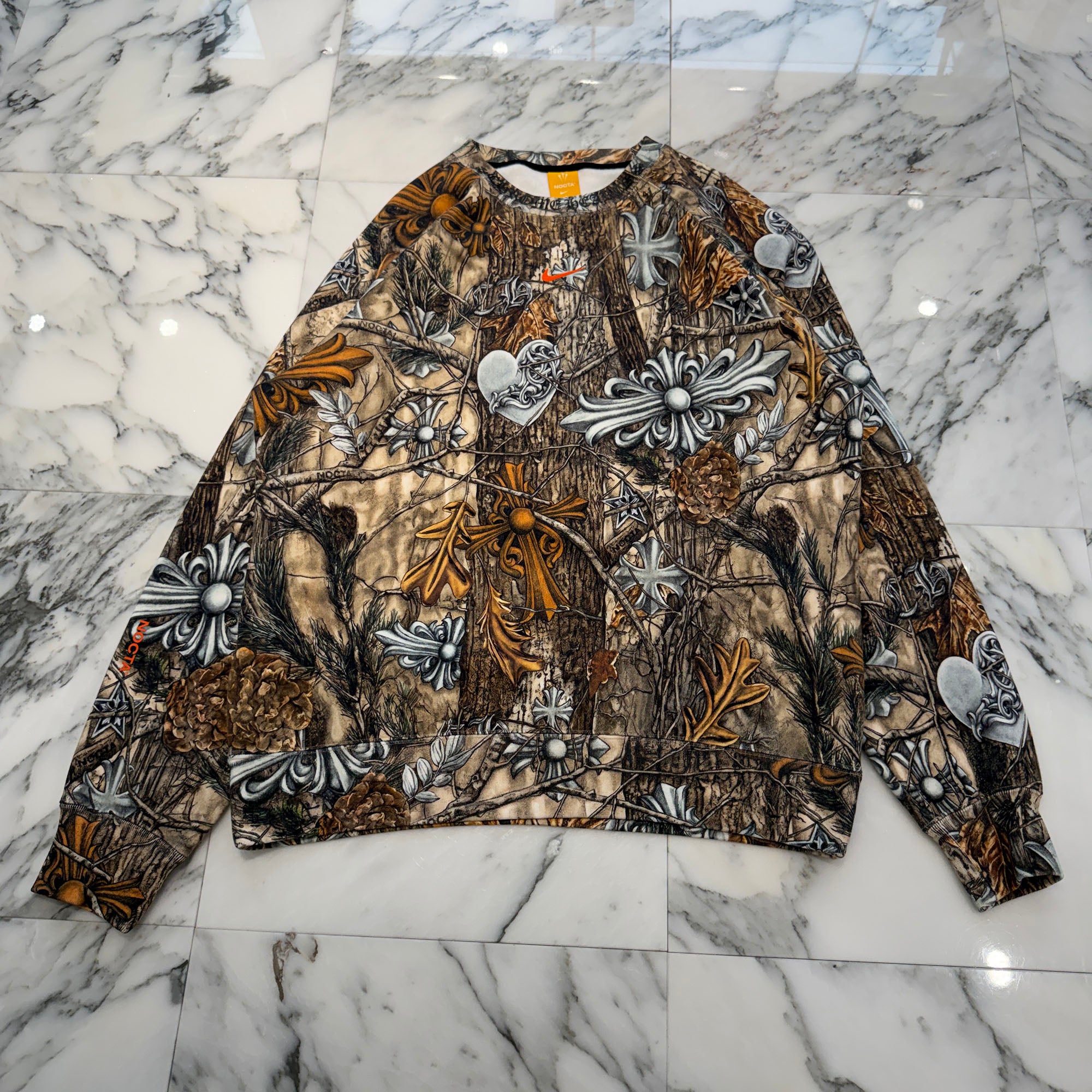 CHROME HEARTS × NIKE × Drake NOCTA 2026SS Camo Neck Logo Crewneck Sweatshirt Size L クロムハーツ×ナイキ×ドレイク ノクタ カモネックロゴクルーネックスウェットシャツ サイズL