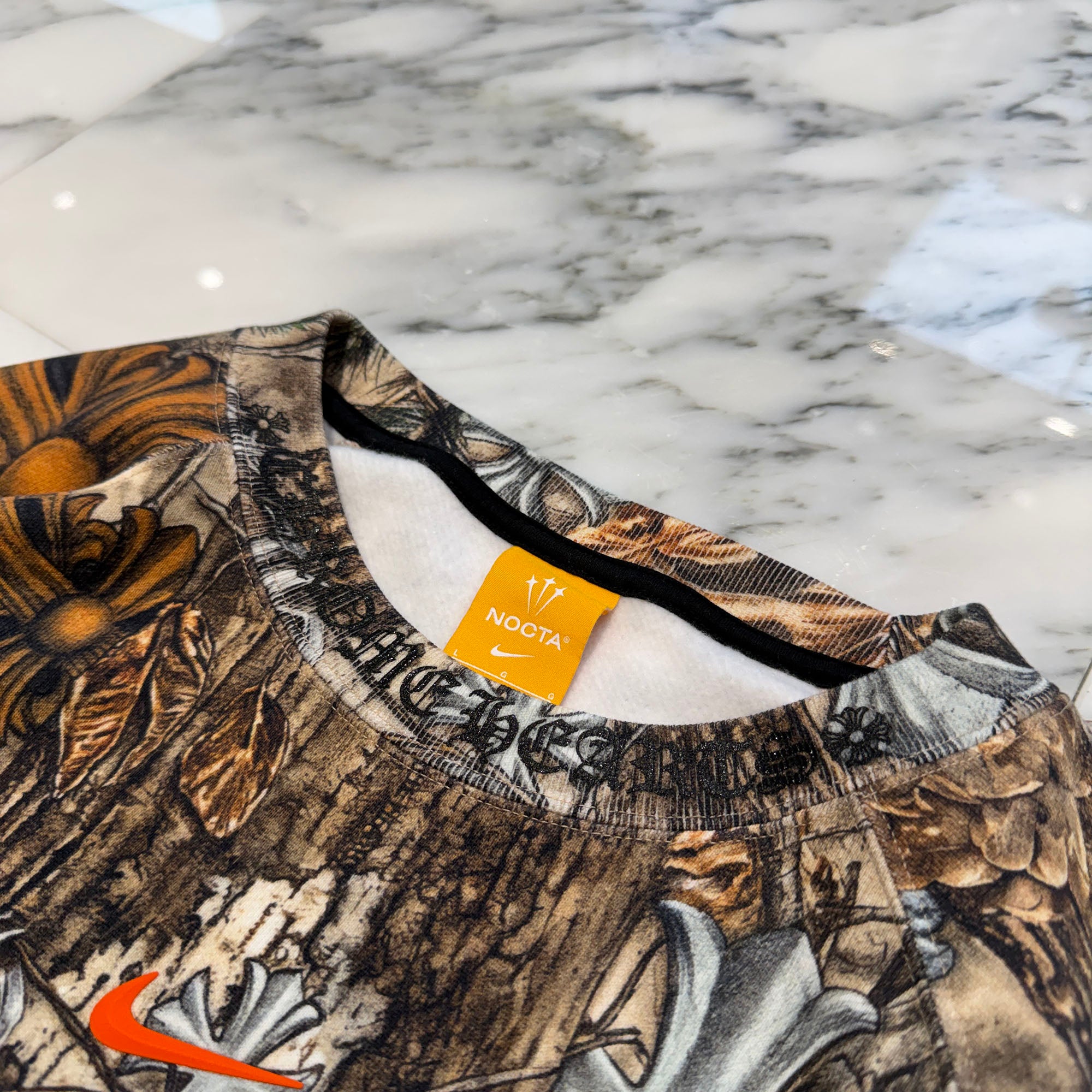 CHROME HEARTS × NIKE × Drake NOCTA 2026SS Camo Neck Logo Crewneck Sweatshirt Size L クロムハーツ×ナイキ×ドレイク ノクタ カモネックロゴクルーネックスウェットシャツ サイズL