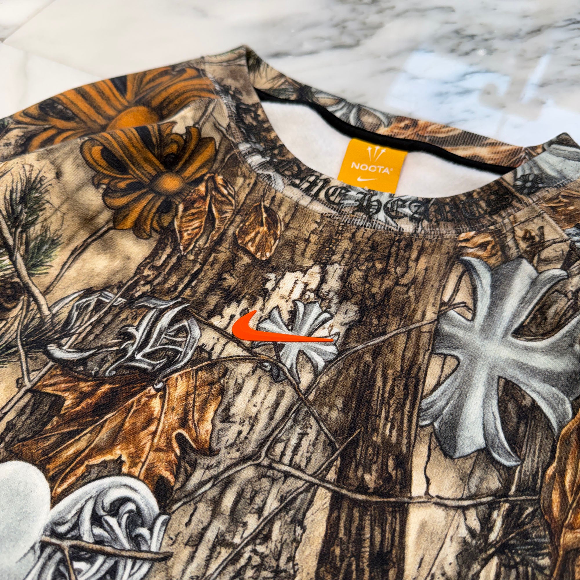 CHROME HEARTS × NIKE × Drake NOCTA 2026SS Camo Neck Logo Crewneck Sweatshirt Size L クロムハーツ×ナイキ×ドレイク ノクタ カモネックロゴクルーネックスウェットシャツ サイズL