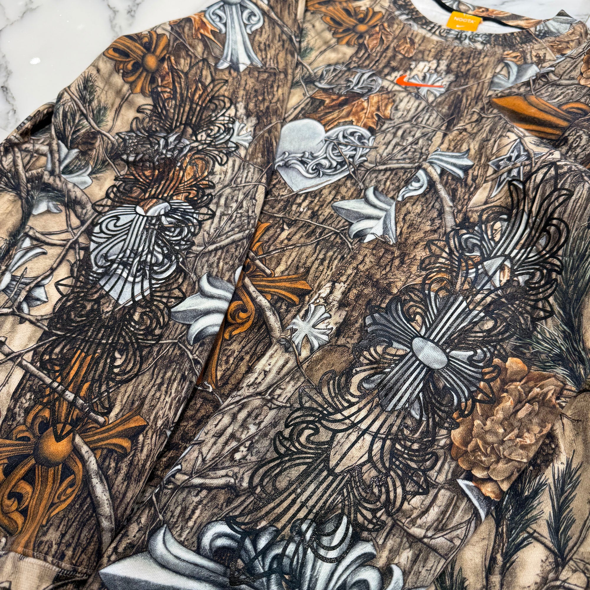 CHROME HEARTS × NIKE × Drake NOCTA 2026SS Camo Neck Logo Crewneck Sweatshirt Size L クロムハーツ×ナイキ×ドレイク ノクタ カモネックロゴクルーネックスウェットシャツ サイズL