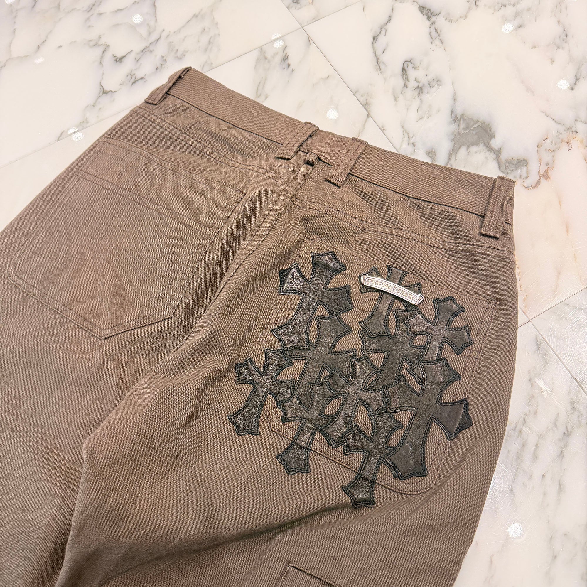 CHROME HEARTS Cemetery Cross Leather Patch Cotton Cargo Pants Size 28 クロムハーツ セメタリー クロス レザー パッチ コットン カーゴ パンツ ブラウン サイズ28