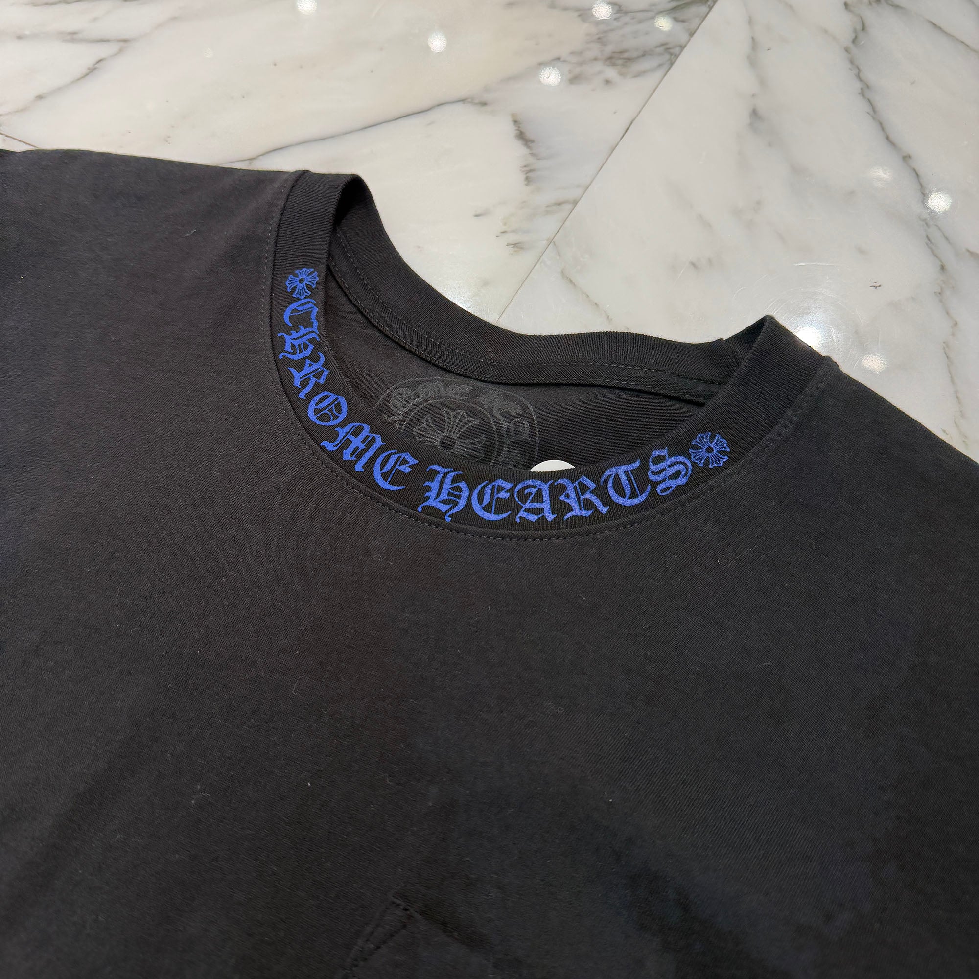 CHROME HEARTS 2025SS Old English Neck Logo Neon Blue Tee Size L クロムハーツ オールドイングリッシュ ネックロゴ ネオンブルー Tシャツ サイズL