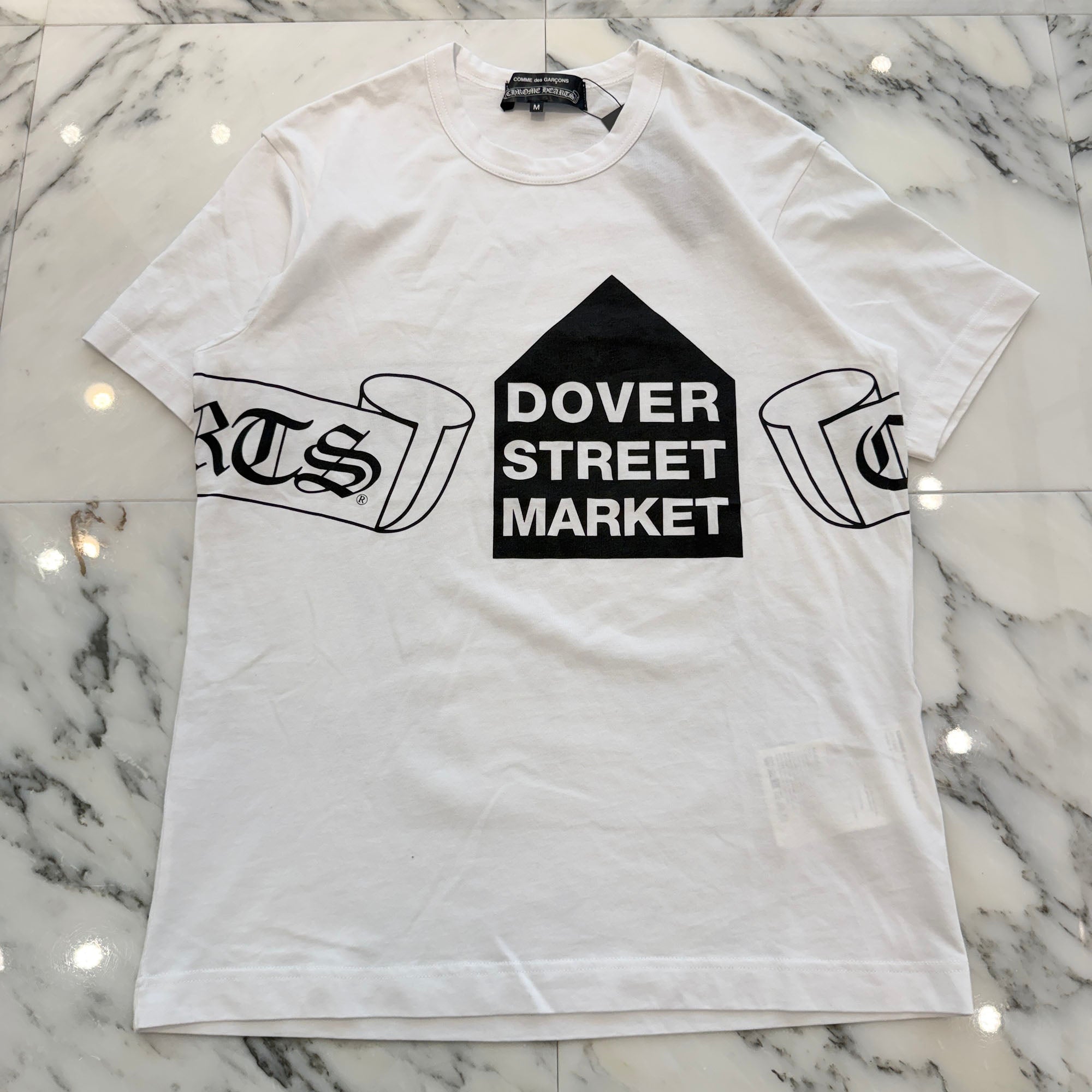 CHROME HEARTS × COMME des GARCONS Scroll Label Logo Dover Street Market Tee Size M クロムハーツ × コムデギャルソン スクロールラベルロゴ ドーバーストリート マーケット Tシャツ サイズM