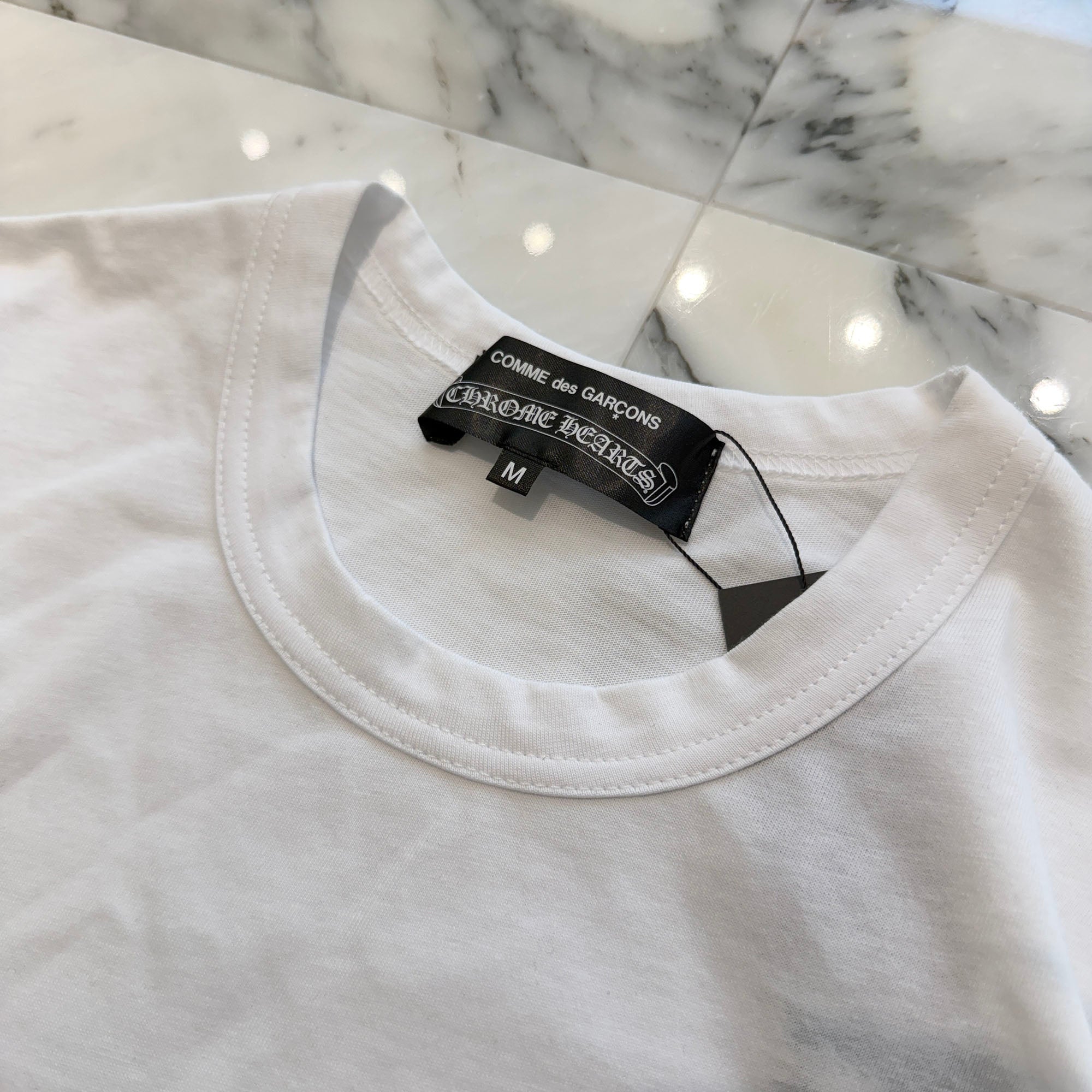 CHROME HEARTS × COMME des GARCONS Scroll Label Logo Dover Street Market Tee Size M クロムハーツ × コムデギャルソン スクロールラベルロゴ ドーバーストリート マーケット Tシャツ サイズM