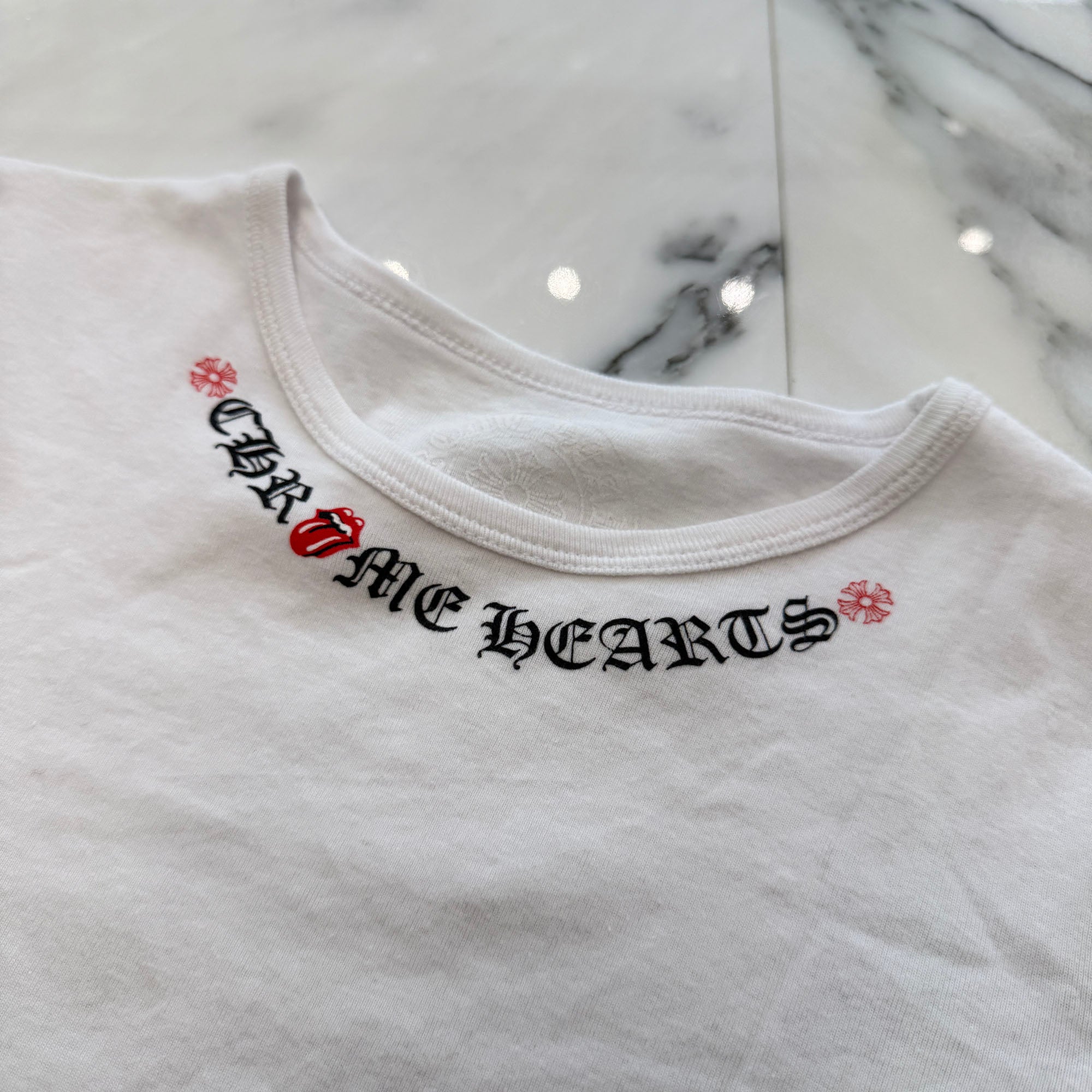 CHROME HEARTS × The Rolling Stones Lip & Tongue Neck Logo Tee Size ONE SIZE（68-112） クロムハーツ×ローリングストーンズ リップアンドタンネックロゴ Tシャツ サイズONE SIZE（68-112）