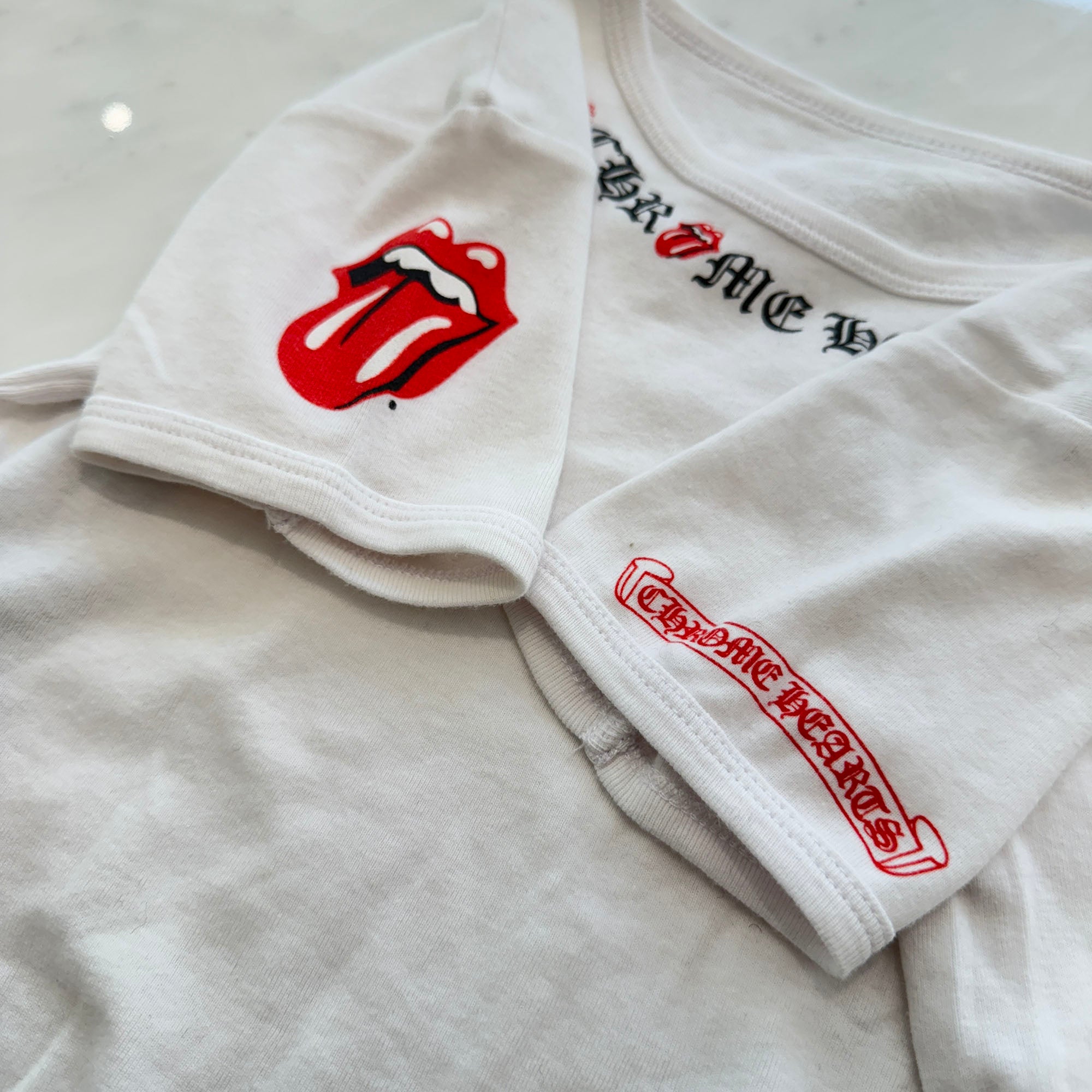 CHROME HEARTS × The Rolling Stones Lip & Tongue Neck Logo Tee Size ONE SIZE（68-112） クロムハーツ×ローリングストーンズ リップアンドタンネックロゴ Tシャツ サイズONE SIZE（68-112）