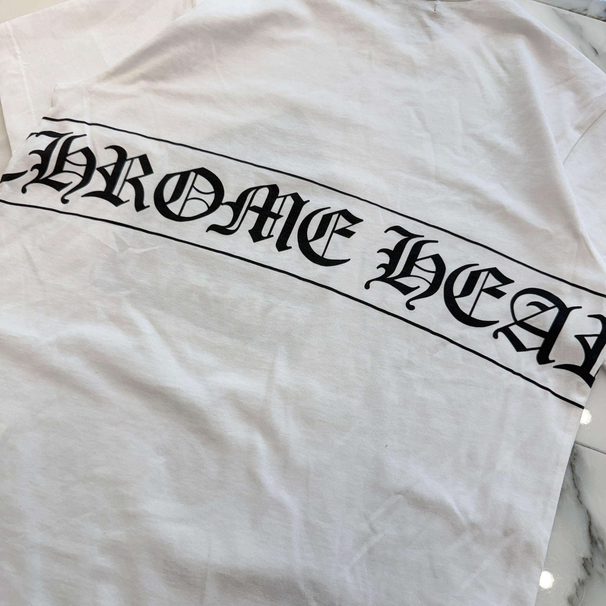CHROME HEARTS × COMME des GARCONS Scroll Label Logo Dover Street Market Tee Size M クロムハーツ × コムデギャルソン スクロールラベルロゴ ドーバーストリート マーケット Tシャツ サイズM