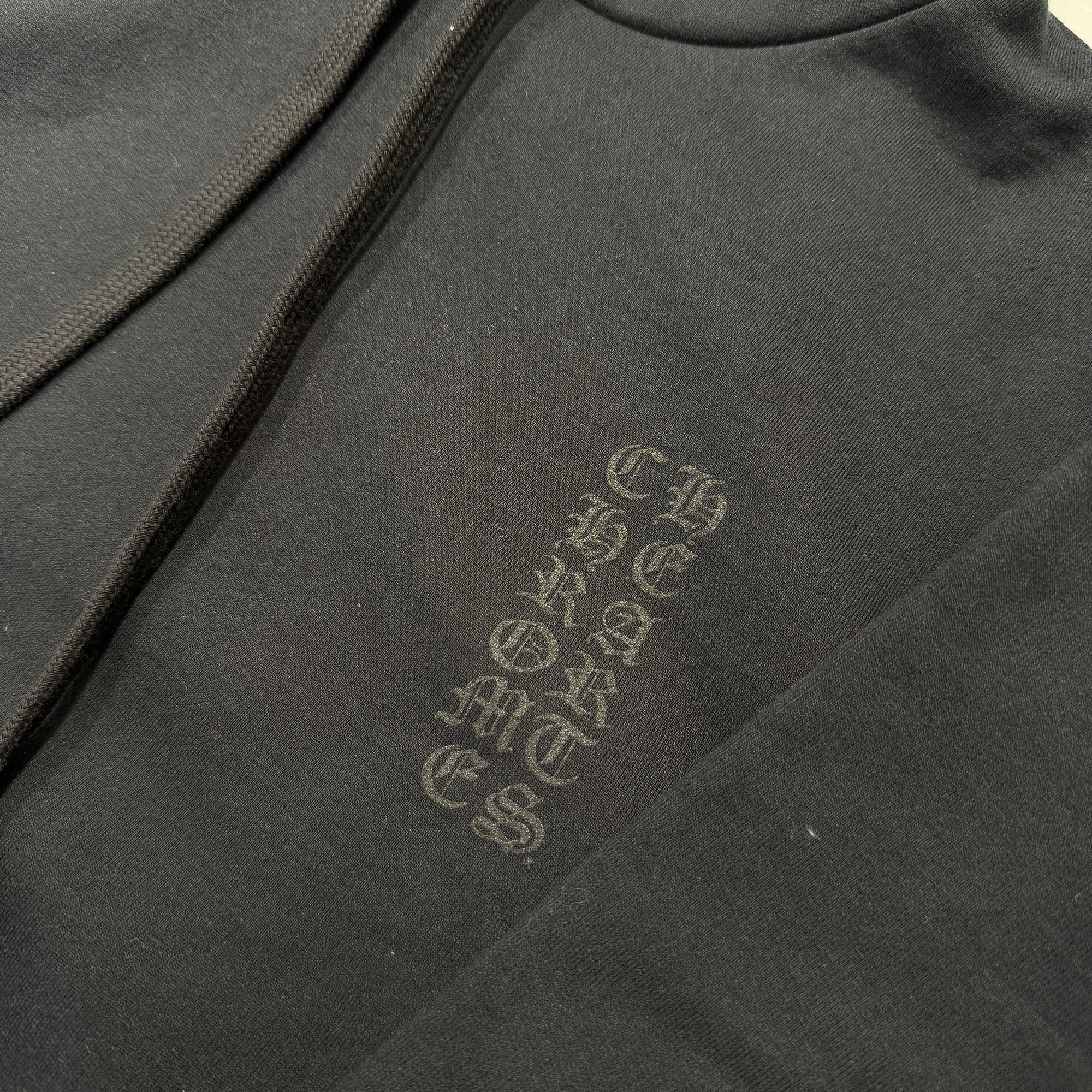 CHROME HEARTS Miami Limited Vertical Logo Cemetery Cross Print Pullover Hoodie Size L クロムハーツ マイアミ限定 ヴァーティカルロゴ セメタリークロスプリント プルオーバーフーディー サイズL