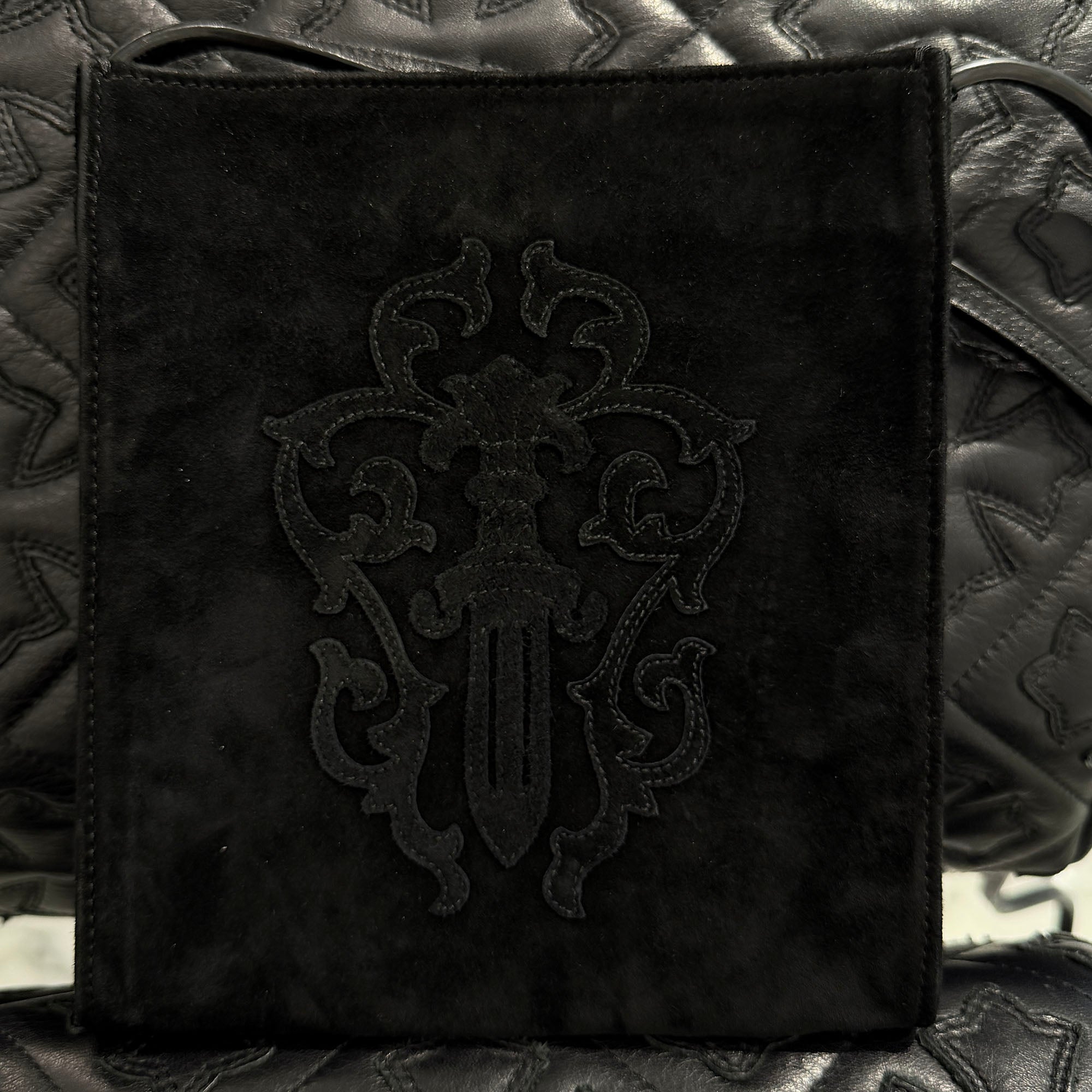 CHROME HEARTS Suede Leather Square Pocket Vine Dagger Patch Shoulder Bag クロムハーツ スエードレザー スクエアポケット ヴァインダガー パッチ ショルダーバッグ