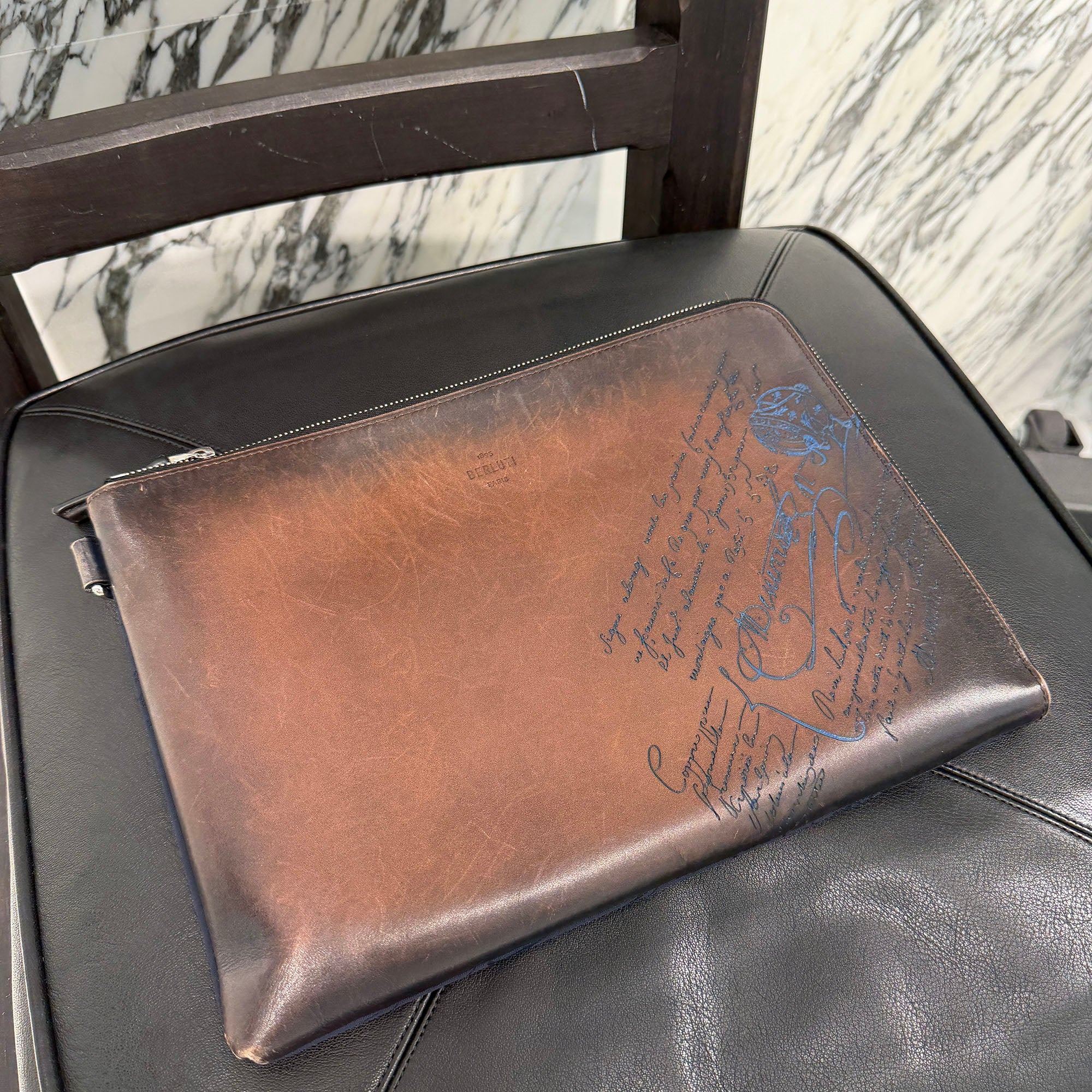 Berluti 2022SS Calligraphy "NINO GM" Leather Clutch Bag ベルルティ カリグラフィ "ニノ GM" レザー クラッチ バッグ