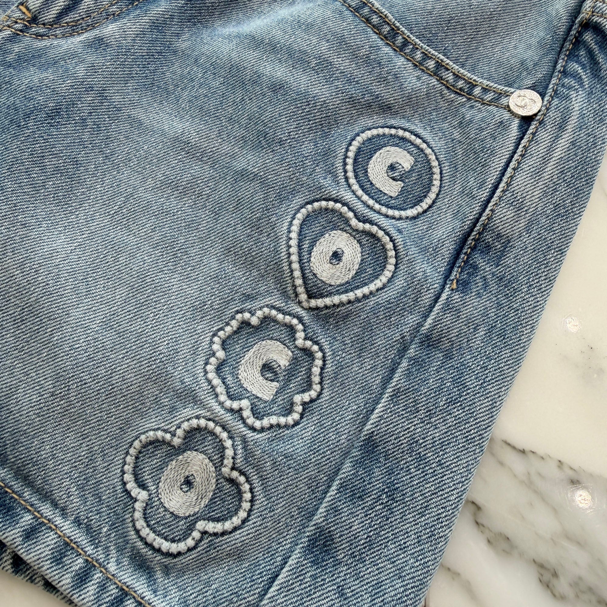 CHANEL 2025SS Coco Beach Collection Embroidery Denim Short Pants P78558 V71193 Size 34 シャネル ココビーチコレクション 刺繍 デニムショートパンツ サイズ34