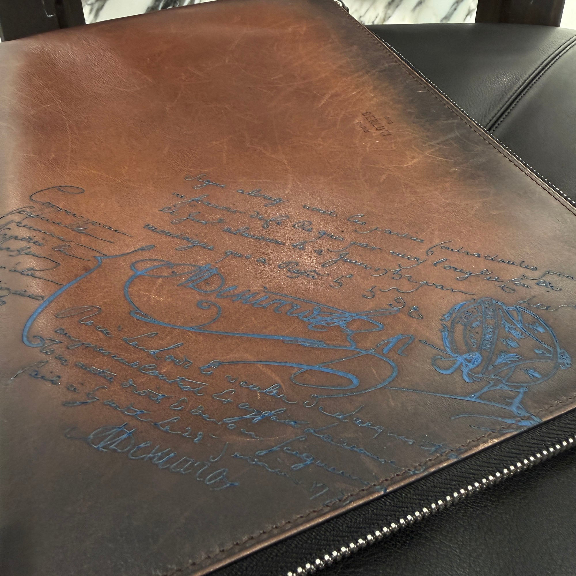 Berluti 2022SS Calligraphy "NINO GM" Leather Clutch Bag ベルルティ カリグラフィ "ニノ GM" レザー クラッチ バッグ