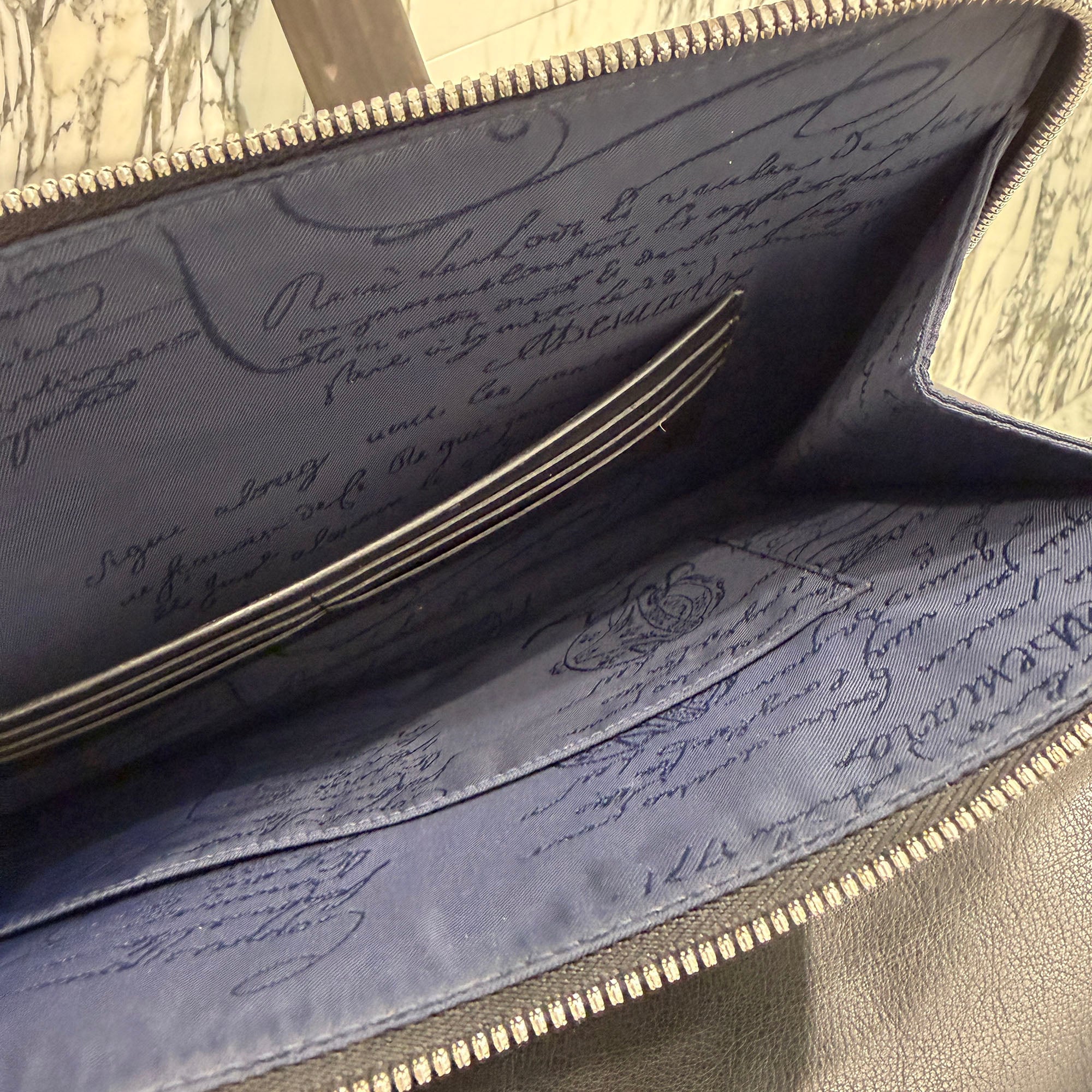 Berluti 2022SS Calligraphy "NINO GM" Leather Clutch Bag ベルルティ カリグラフィ "ニノ GM" レザー クラッチ バッグ