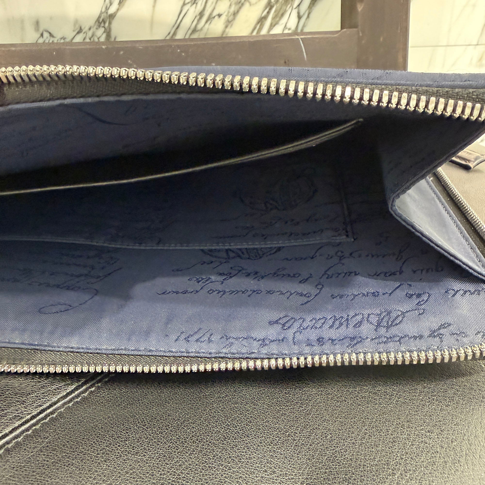 Berluti 2022SS Calligraphy "NINO GM" Leather Clutch Bag ベルルティ カリグラフィ "ニノ GM" レザー クラッチ バッグ