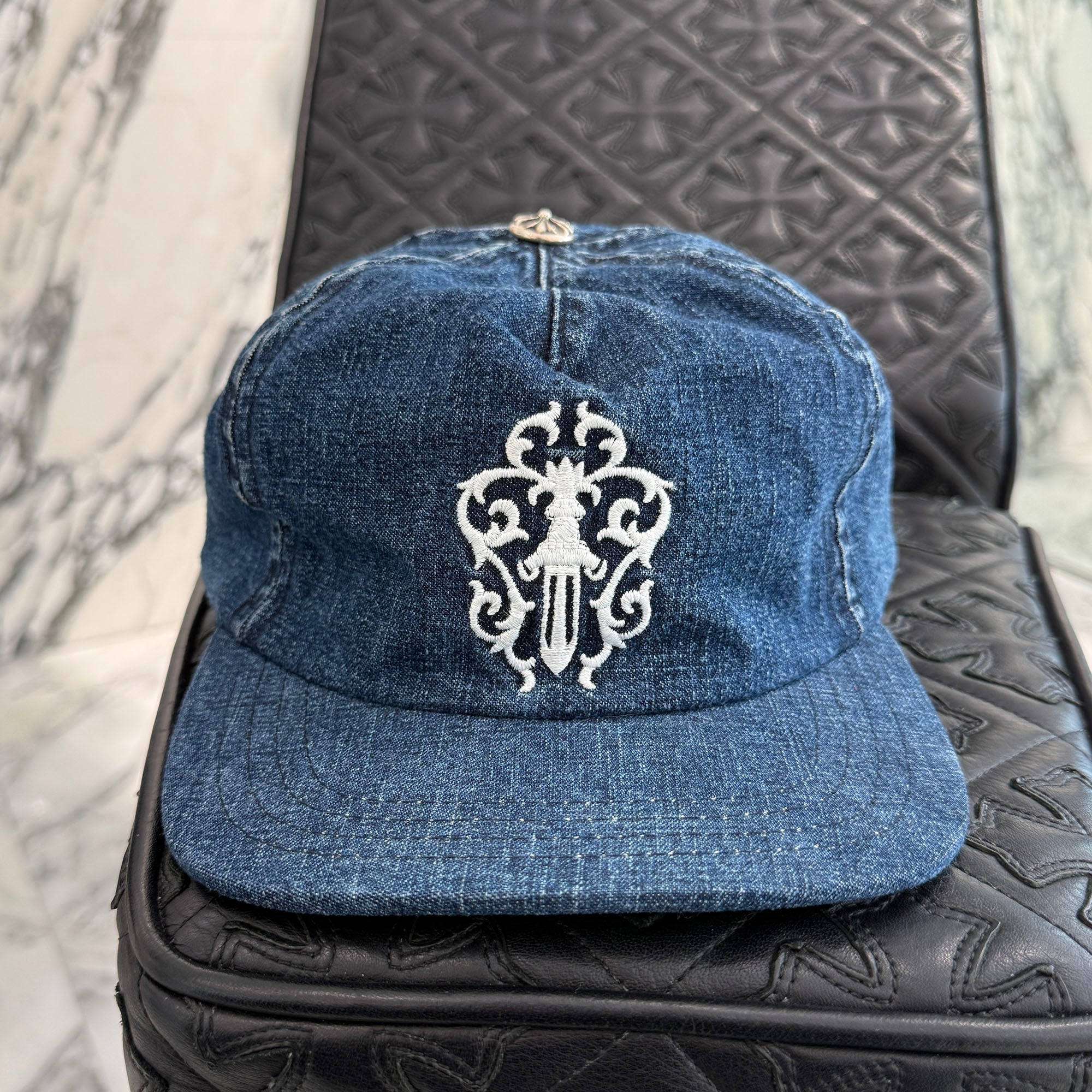 CHROME HEARTS 2024SS Vine Dagger Embroidery Denim Trucker Cap Size ONE SIZE (53-60) クロムハーツ ヴァインダガー 刺繍 デニム トラッカーキャップ サイズONE SIZE (53-60)