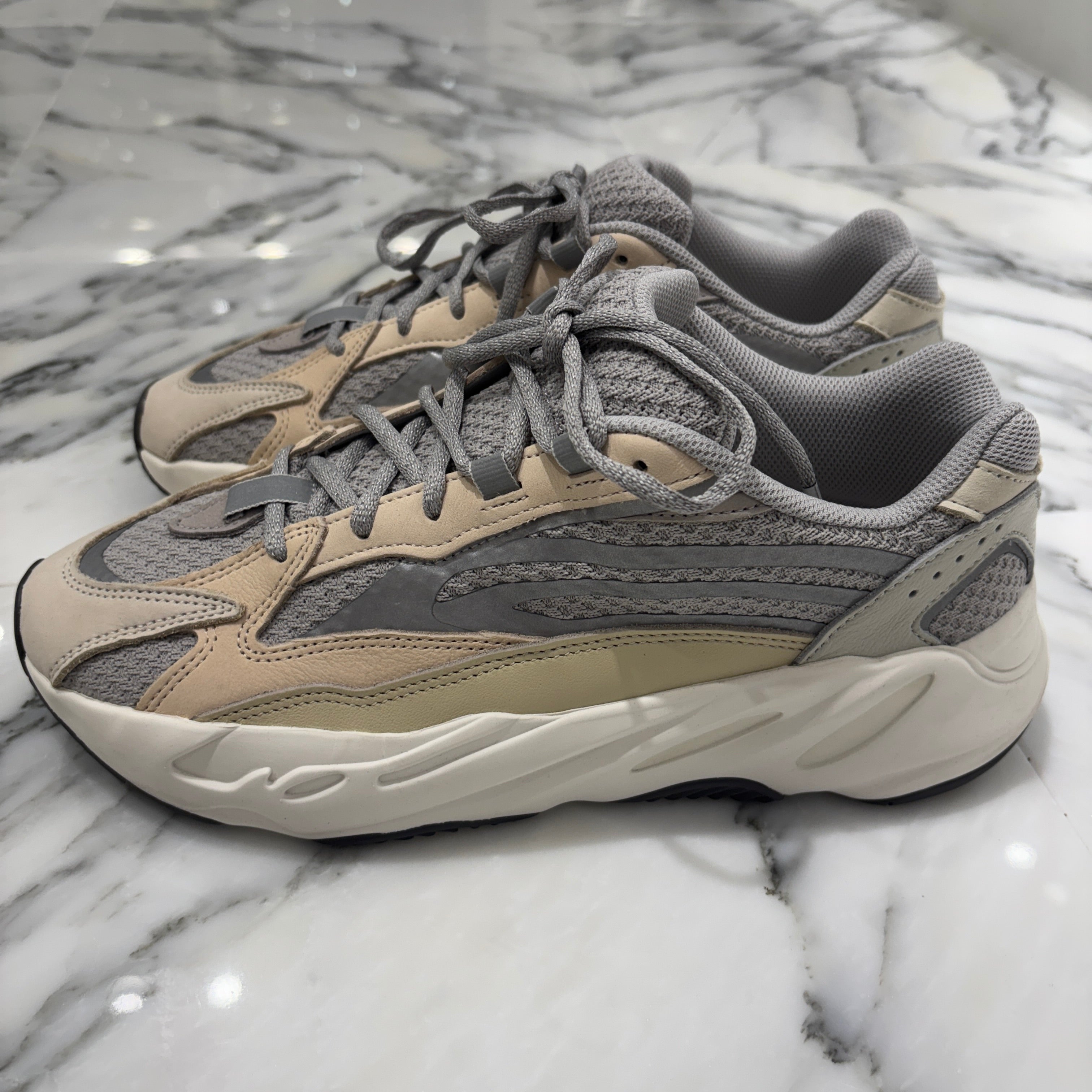 adidas × Kanye West 2022SS Yeezy Boost 700 V2 ''Static'' Sneaker