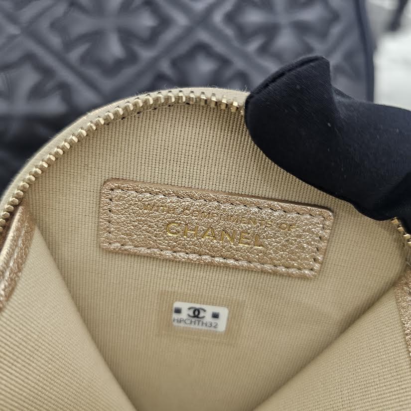 CHANEL 2024 Years Gift Round Pouch And Airpods Holder Bag Charm Lambskin シャネル イヤーズギフト ラウンドポーチ&エアポッズ ホルダーバッグ チャーム ラムスキン