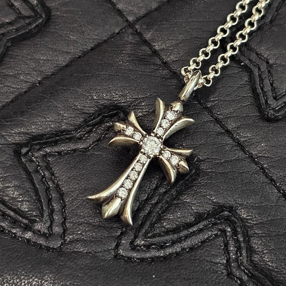割引中！Chrome Hearts タイニーファットクロスダネックレス CHROME HEARTS Tiny Fat Cross Pave Diamond Pendant Top Roll Chain