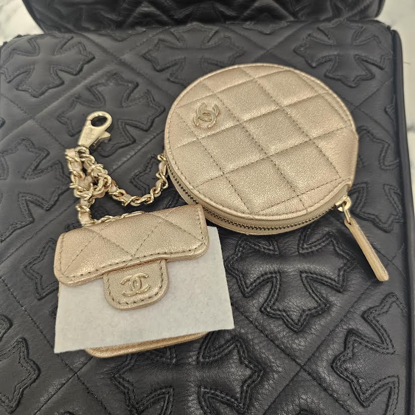 CHANEL 2024 Years Gift Round Pouch And Airpods Holder Bag Charm Lambskin シャネル イヤーズギフト ラウンドポーチ&エアポッズ ホルダーバッグ チャーム ラムスキン
