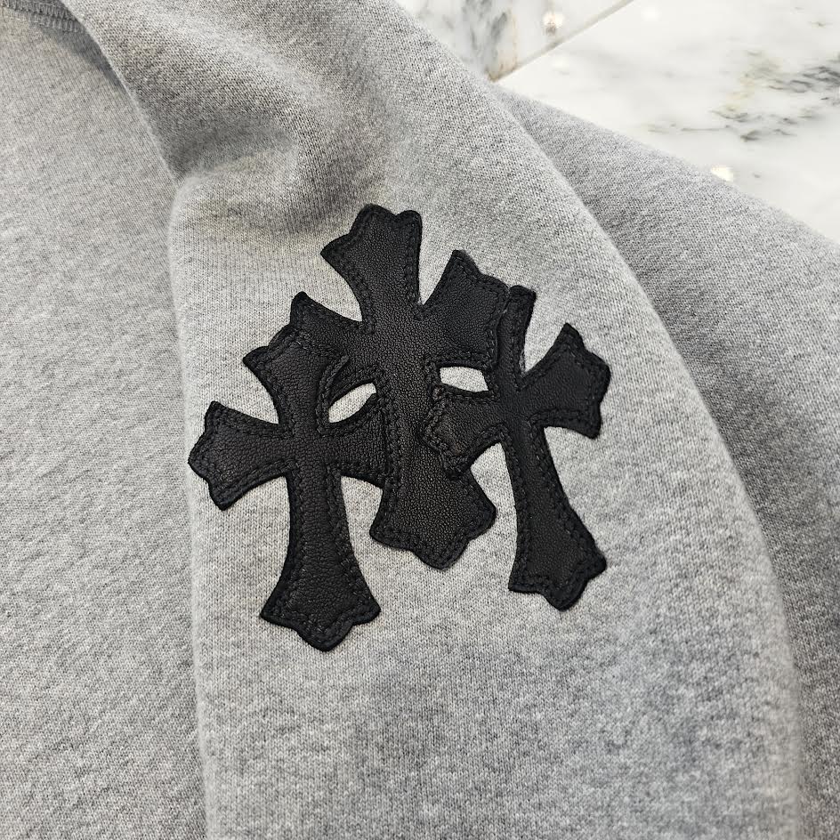国内正規 CHROME HEARTS Y NOT Cemetery Cross Leather Patch Sweatshirt ワイノット セメタリークロス レザーパッチ スウェットシャツ クロムハーツ グレー L （4110M） CHROME HEARTS Y NOT Cemetery Cross Leather Patch Sweatshirt Size L