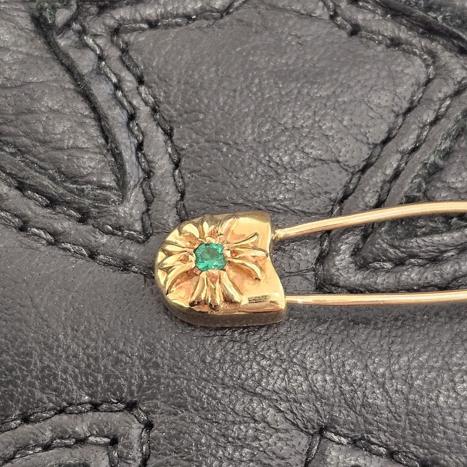 CHROME HEARTS 22K Safety Pin 1 Emerald Pendant Top クロムハーツ 22K セーフティピン 1エメラルド ペンダントトップ