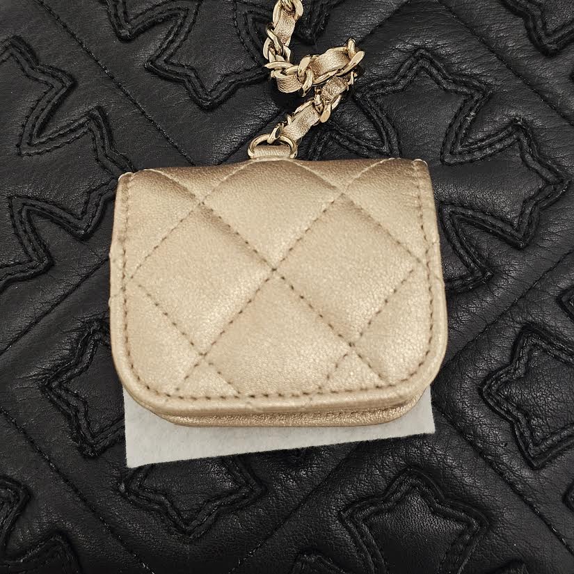 CHANEL 2024 Years Gift Round Pouch And Airpods Holder Bag Charm Lambskin シャネル イヤーズギフト ラウンドポーチ&エアポッズ ホルダーバッグ チャーム ラムスキン