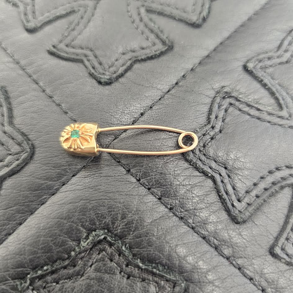 CHROME HEARTS 22K Safety Pin 1 Emerald Pendant Top クロムハーツ 22K セーフティピン 1エメラルド ペンダントトップ