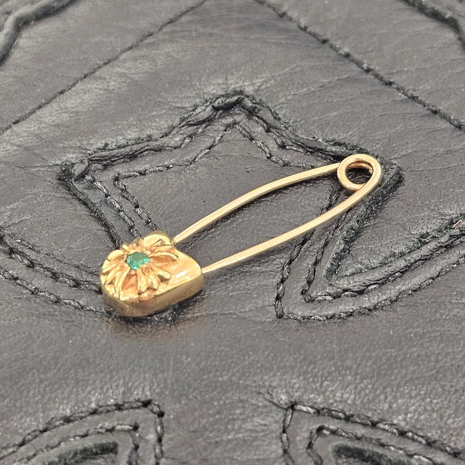 CHROME HEARTS 22K Safety Pin 1 Emerald Pendant Top クロムハーツ 22K セーフティピン 1エメラルド ペンダントトップ