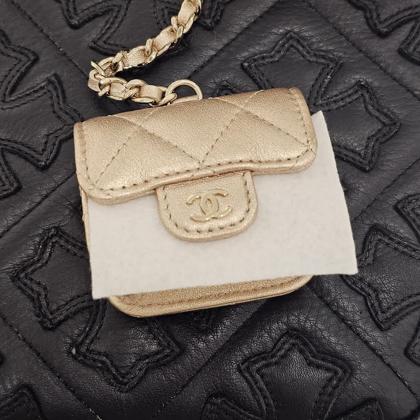 CHANEL 2024 Years Gift Round Pouch And Airpods Holder Bag Charm Lambskin シャネル イヤーズギフト ラウンドポーチ&エアポッズ ホルダーバッグ チャーム ラムスキン