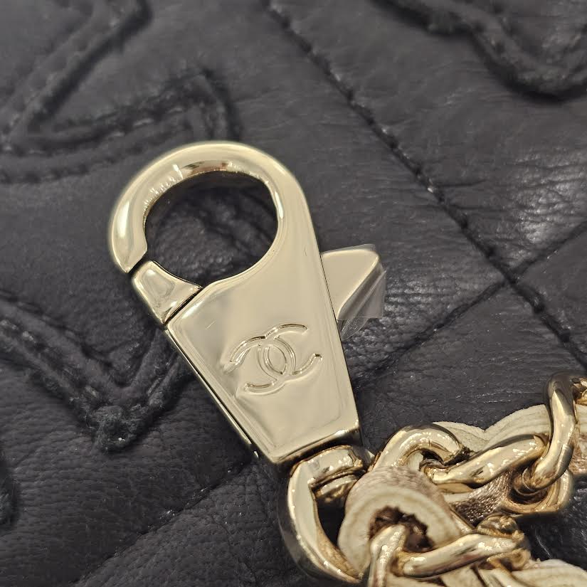 CHANEL 2024 Years Gift Round Pouch And Airpods Holder Bag Charm Lambskin シャネル イヤーズギフト ラウンドポーチ&エアポッズ ホルダーバッグ チャーム ラムスキン