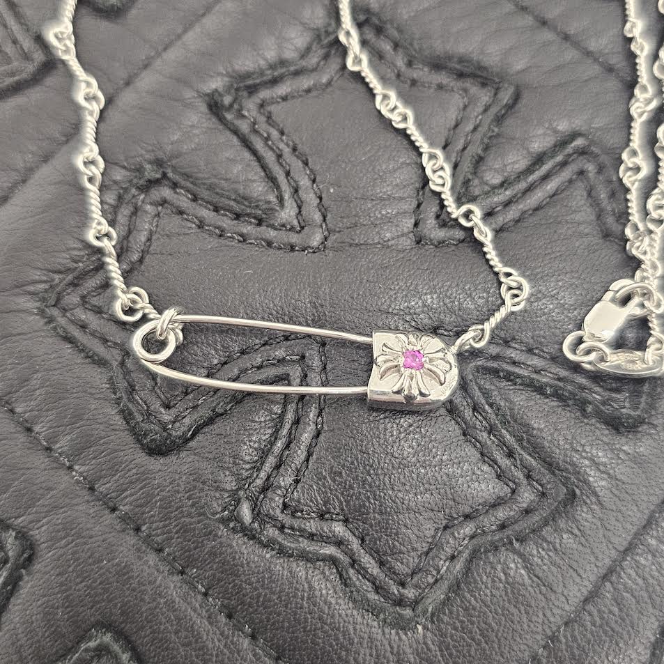 CHROME HEARTS 18K WG Safety Pin Pave Ruby Twist Chain Necklace 18 Inch クロムハーツ 18K ホワイトゴールド セーフティンピン パヴェルビー ツイストチェーン ネックレス サイズ18インチ