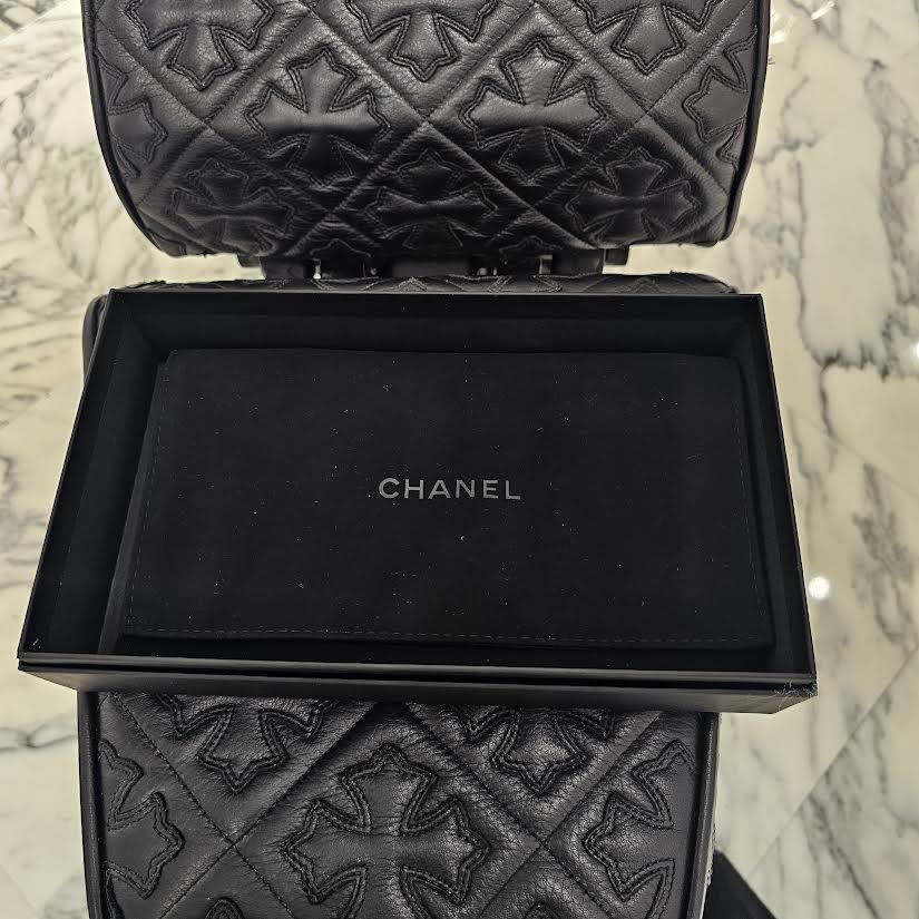 CHANEL 2024 Years Gift Round Pouch And Airpods Holder Bag Charm Lambskin シャネル イヤーズギフト ラウンドポーチ&エアポッズ ホルダーバッグ チャーム ラムスキン