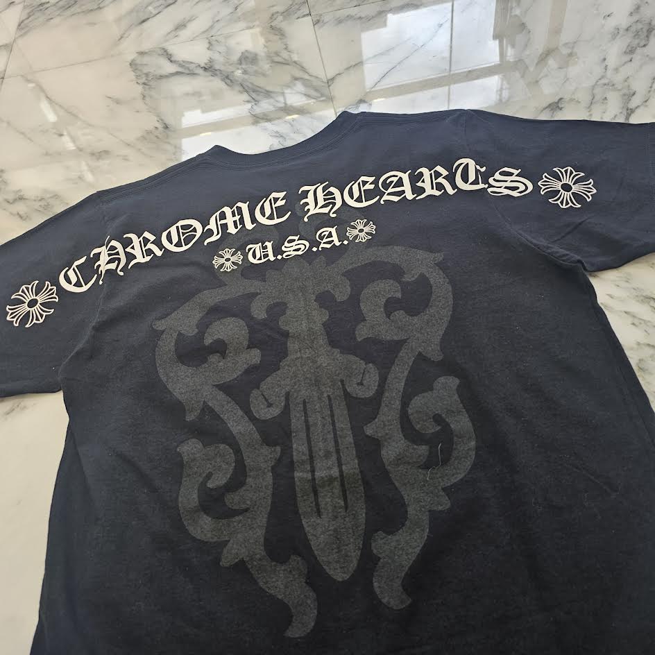CHROME HEARTS Back Vine Dagger Print USA Arch Logo Tee Size S クロムハーツ バック ヴァインダガー プリント USAアーチロゴ Tシャツ サイズS