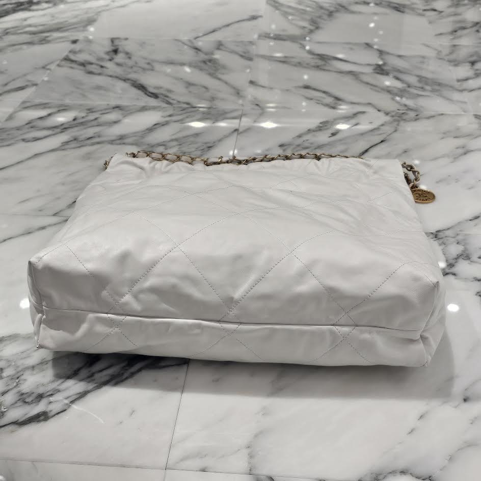 CHANEL 22 Matelasse Caviar Skin Chain Shoulder Bag シャネル 22 マトラッセ キャビアスキン チェーン ショルダーバッグ