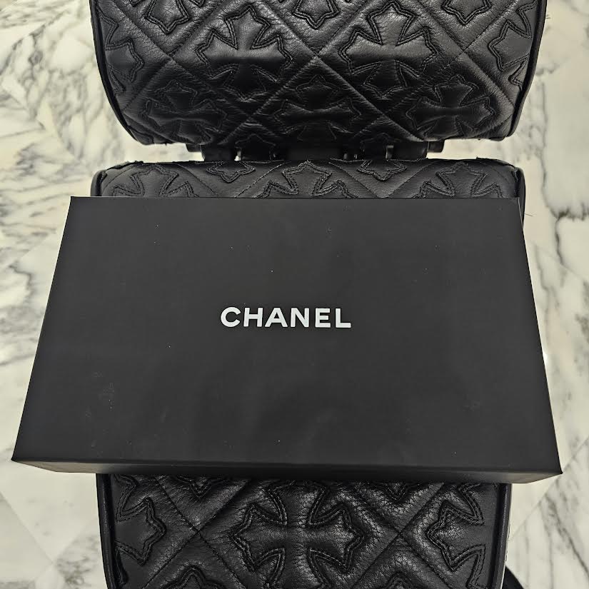 CHANEL 2024 Years Gift Round Pouch And Airpods Holder Bag Charm Lambskin シャネル イヤーズギフト ラウンドポーチ&エアポッズ ホルダーバッグ チャーム ラムスキン