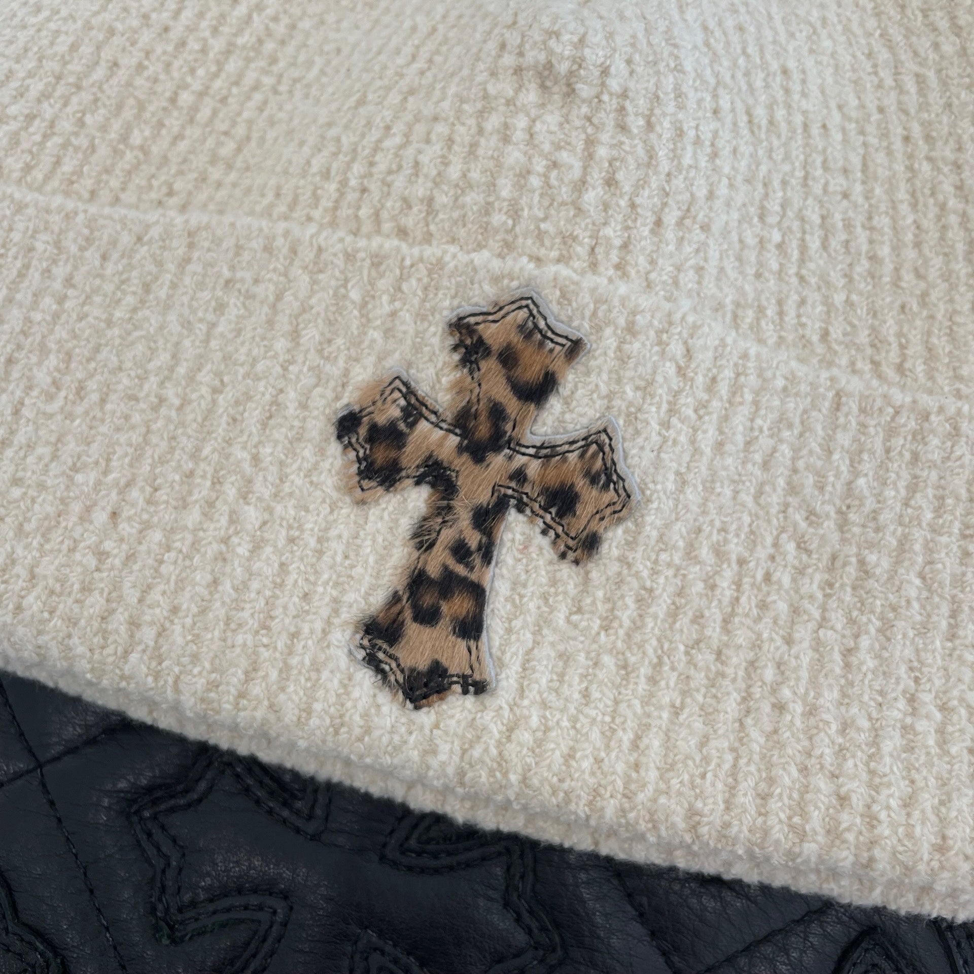 CHROME HEARTS 2024AW Leopard Harako Leather Cross Patch Beanie Size ONE SIZE (53-60) クロムハーツ レオパード ハラコ レザークロスパッチ ビーニー サイズONE SIZE (53-60)