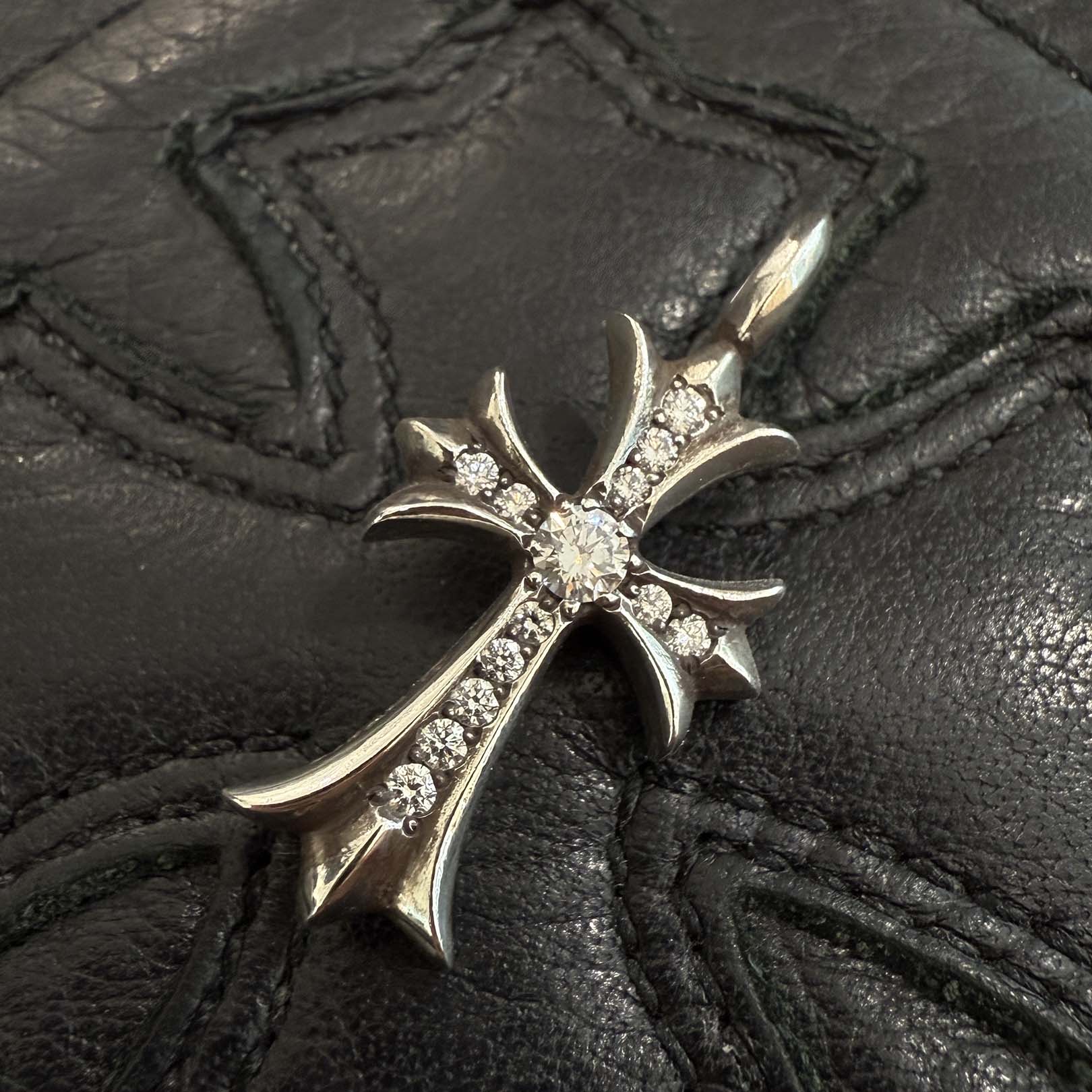 クロムハーツ タイニーファットクロスパヴェブラックダイヤ トップ CHROME HEARTS Tiny Fat Cross Pave Diamond Pendant Top クロムハーツ