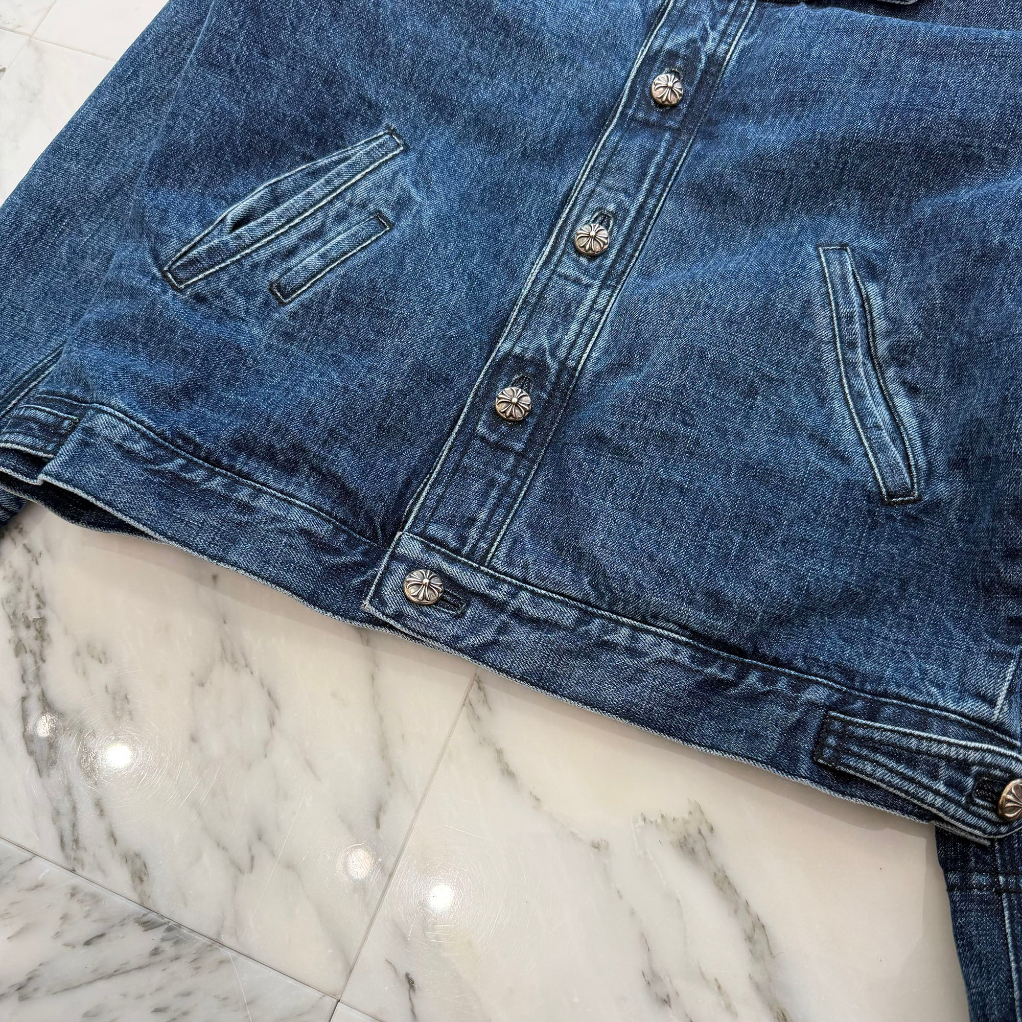 CHROME HEARTS Floral Cross Leather Patch Flare Knee Sleeve Denim Jacket Size S クロムハーツ フローラルクロス レザーパッチ フレアニー スリーブ デニムジャケット サイズS