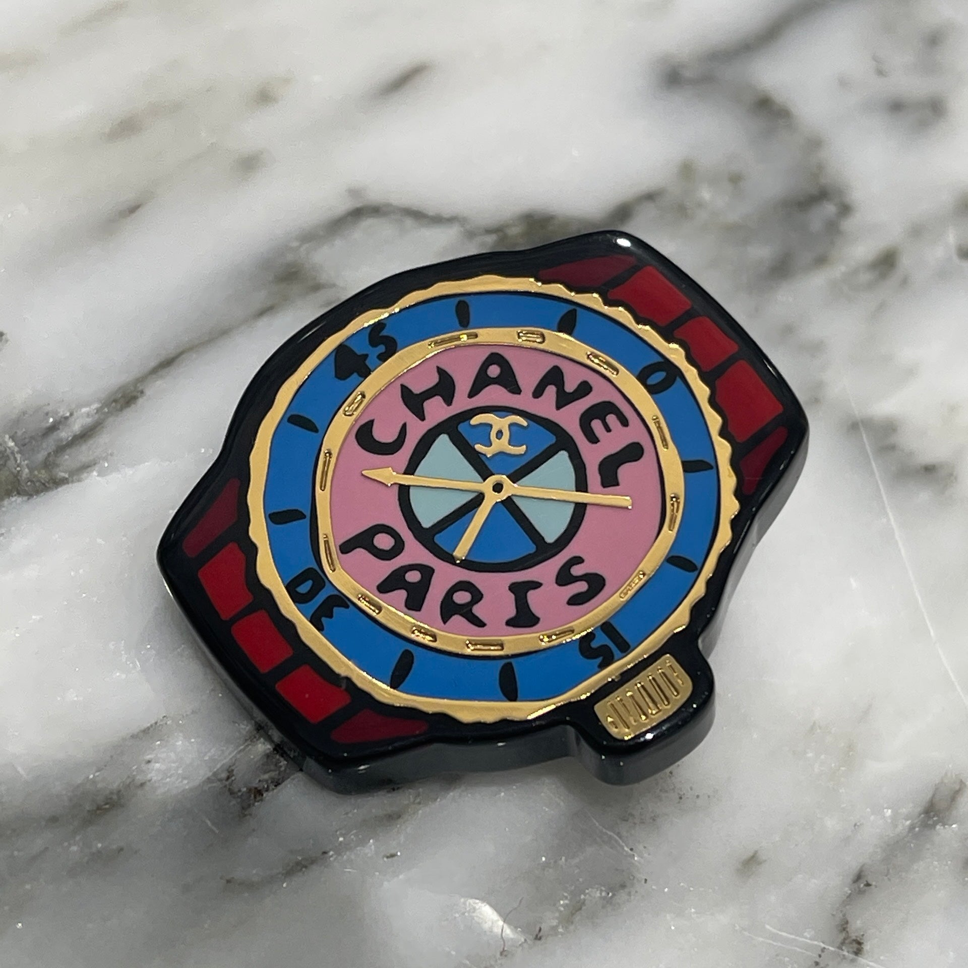 CHANEL 時計モチーフのピンブローチです。